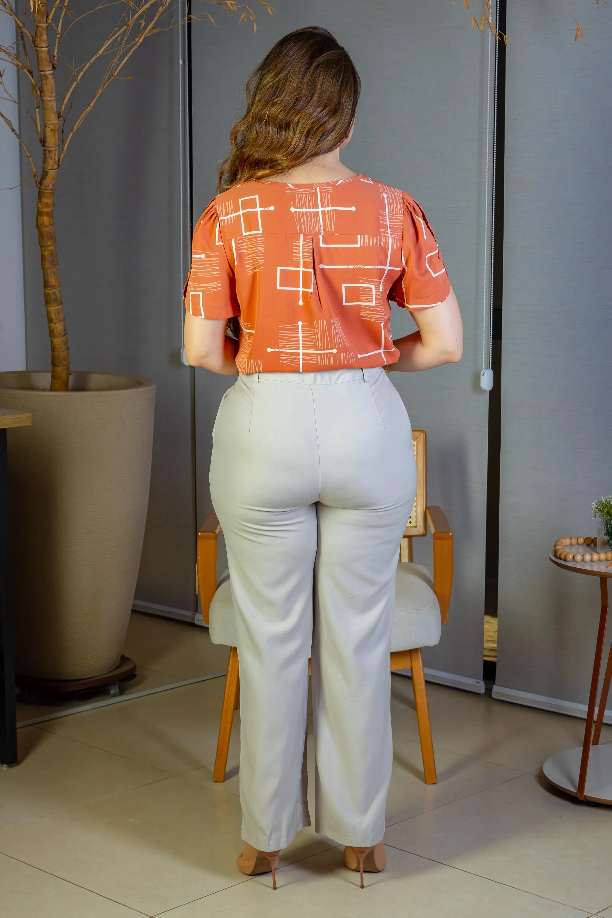 Blusa Manga Curta Colo Detalhe Botão Crepe Classic Samara Estampada Terracota