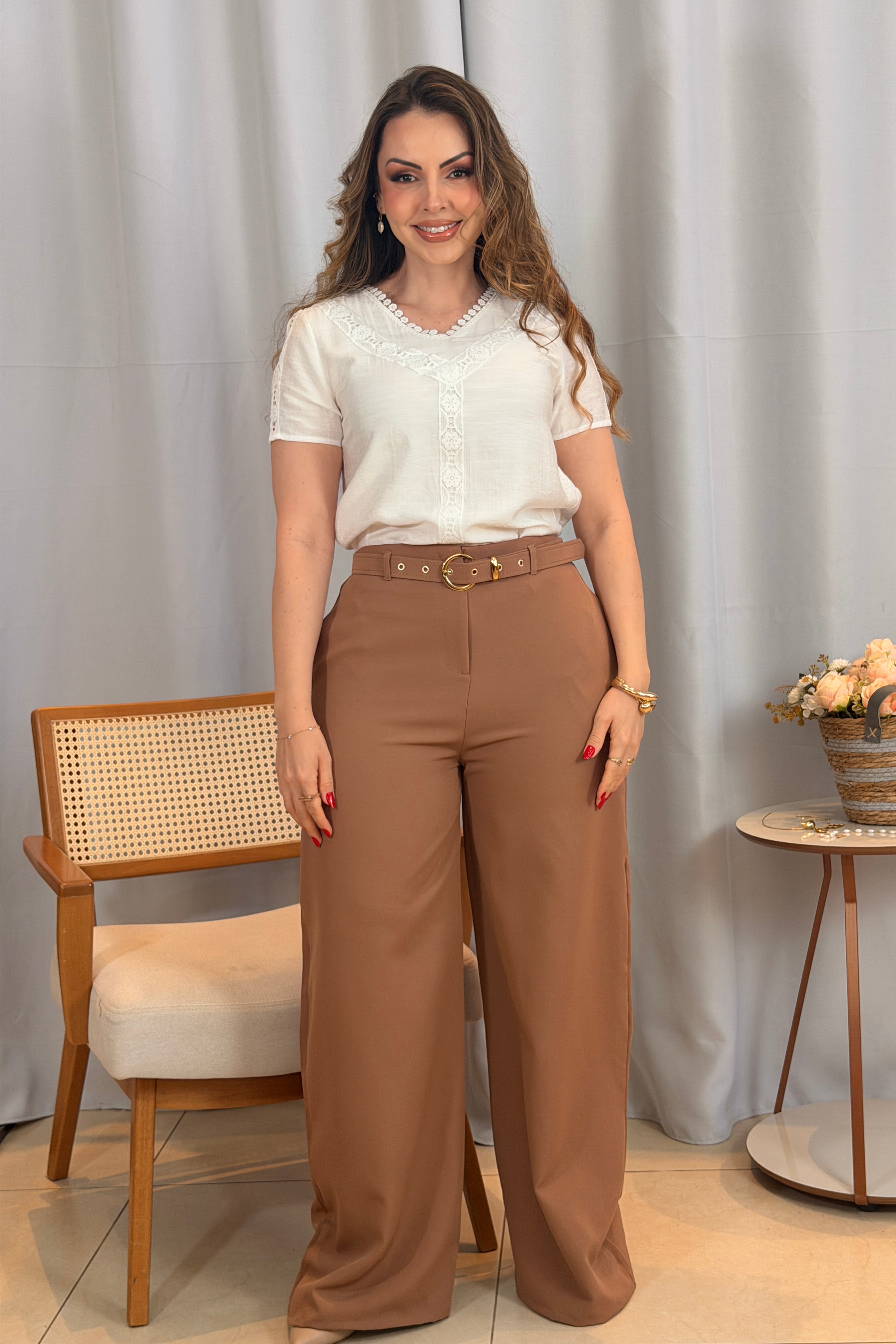 Conjunto: Blusa Manga Curta Decote em "V" em Visco Brise com Detalhes Bordados Thais Branca + Calça Pantalona em Alfaiataria com Cinto Encapado Cinthia Marrom Claro