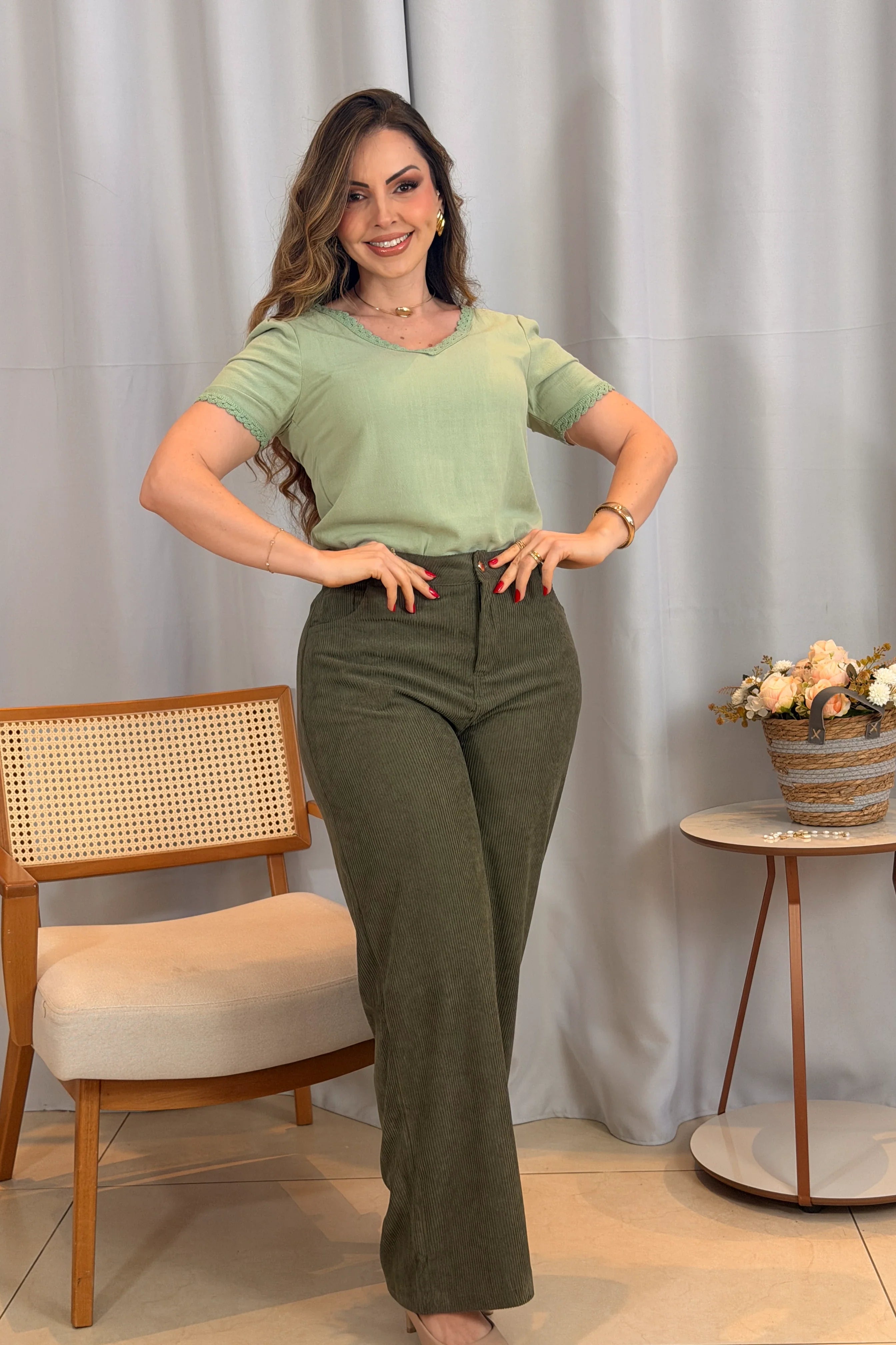 Conjunto: Blusa Manga Curta Decote em "V" em Cotton Linho e Detalhes Bordados Érica Verde + Calça Corte Reto em Cotelê Detalhe Botão Dourado Mia Verde