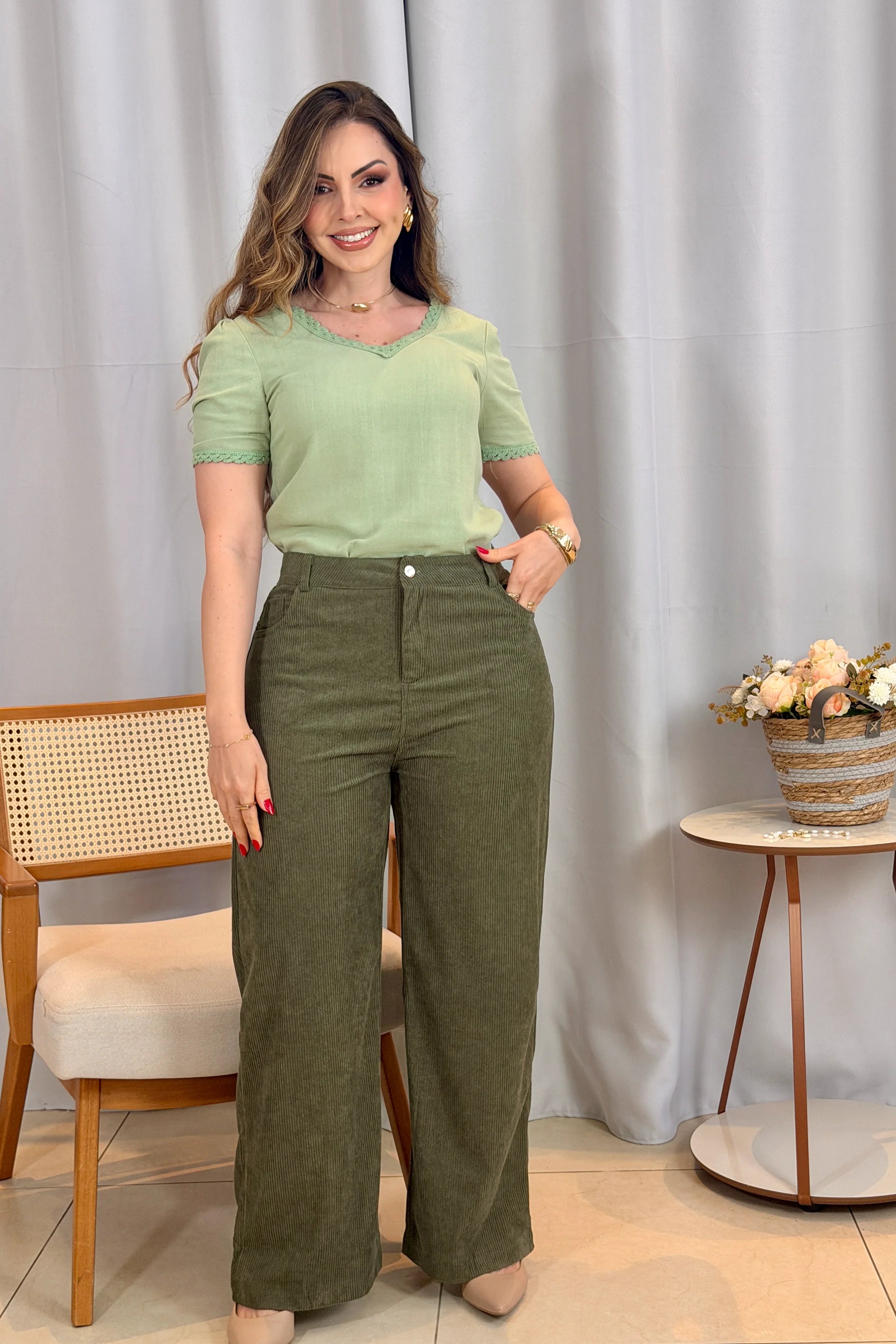 Conjunto: Blusa Manga Curta Decote em "V" em Cotton Linho e Detalhes Bordados Érica Verde + Calça Corte Reto em Cotelê Detalhe Botão Dourado Mia Verde