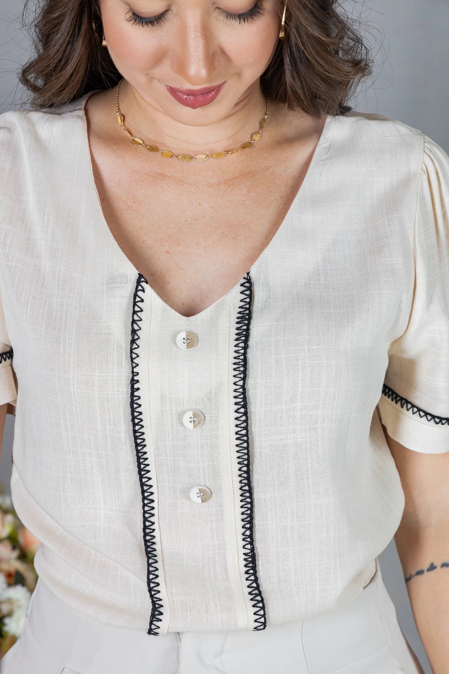 Blusa Manga Curta Visco-Linho Decote em "V" com Botões e Ponto Contrastante Maxine Creme