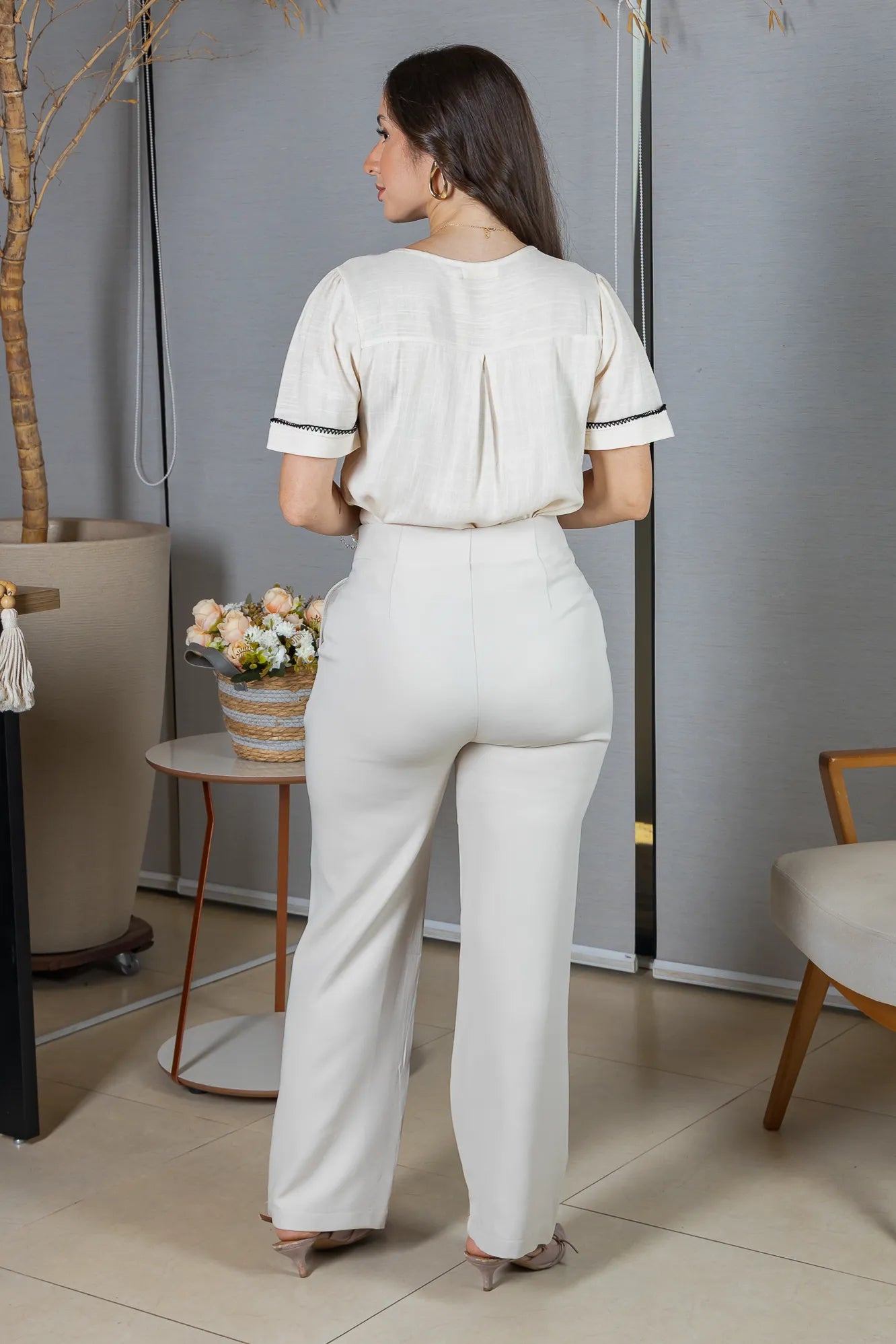Blusa Manga Curta Visco-Linho Decote em "V" com Botões e Ponto Contrastante Maxine Creme
