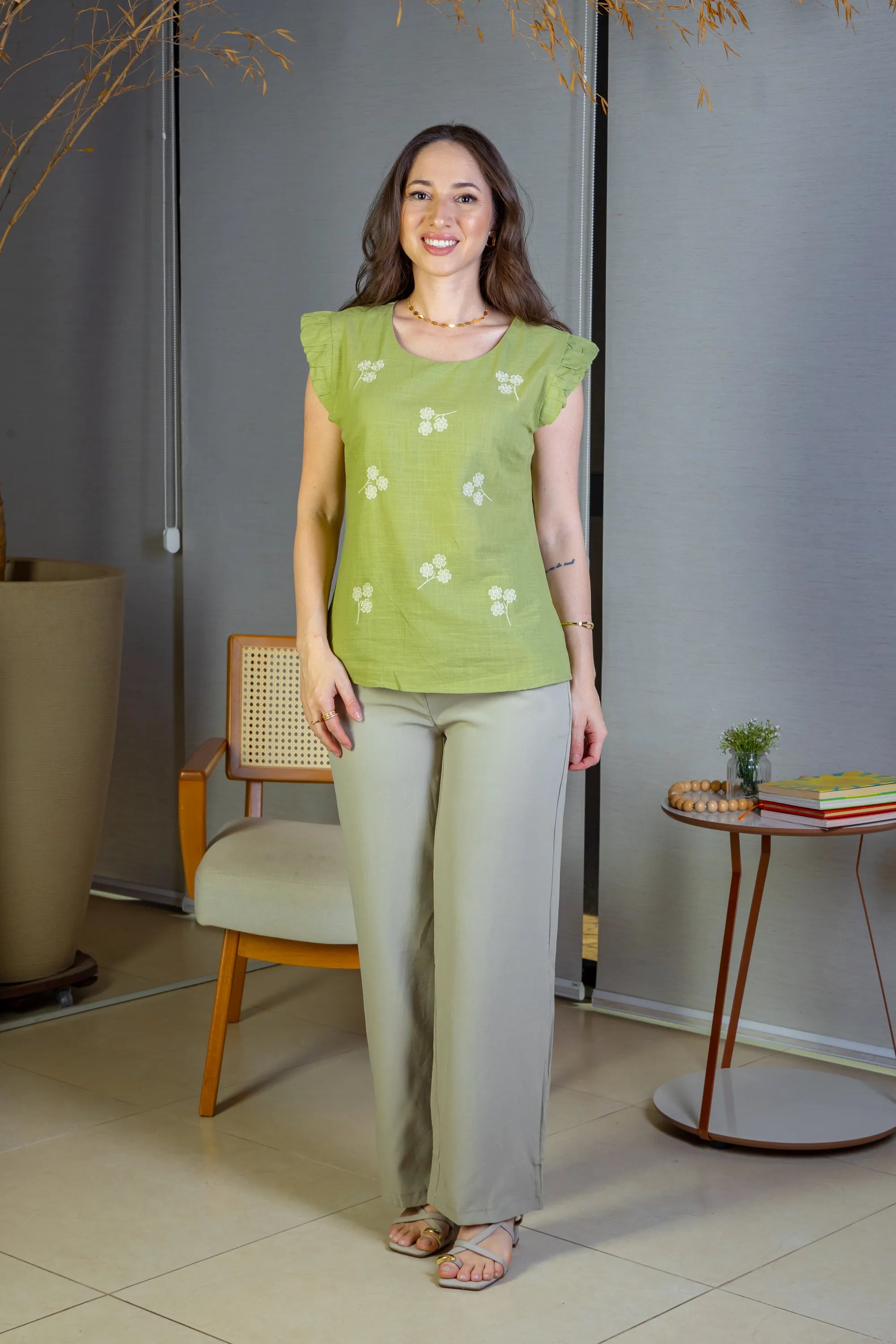 Conjunto: Blusa Manga Curta Em Algodão Textura Laise Michelle Verde + Calça Pantalona Detalhe Botões Crepe Alfaiataria Larissa Verde