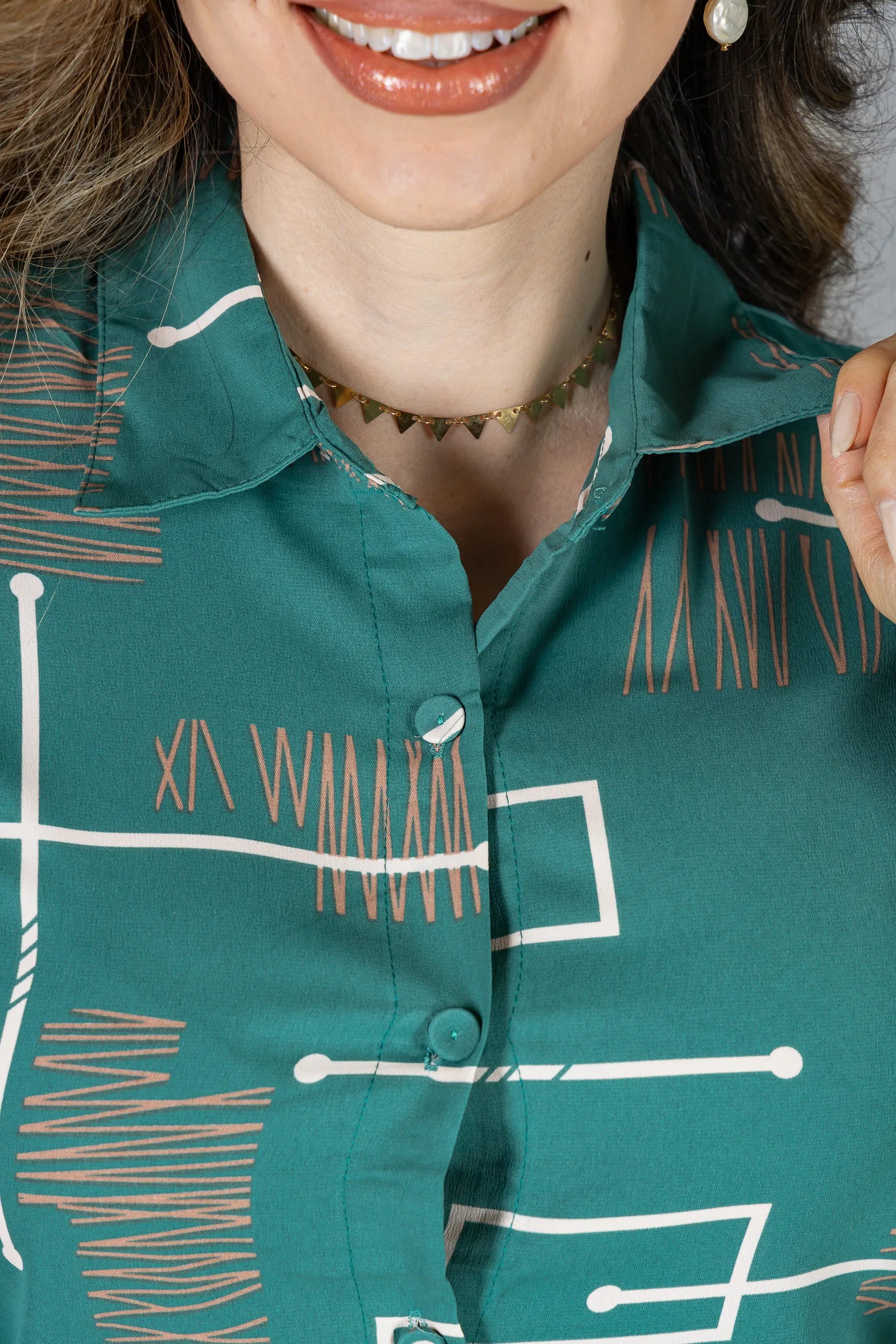 Camisa Manga Longa Crepe Classic Fecho em Botões Estampa Geométrica Sara Verde