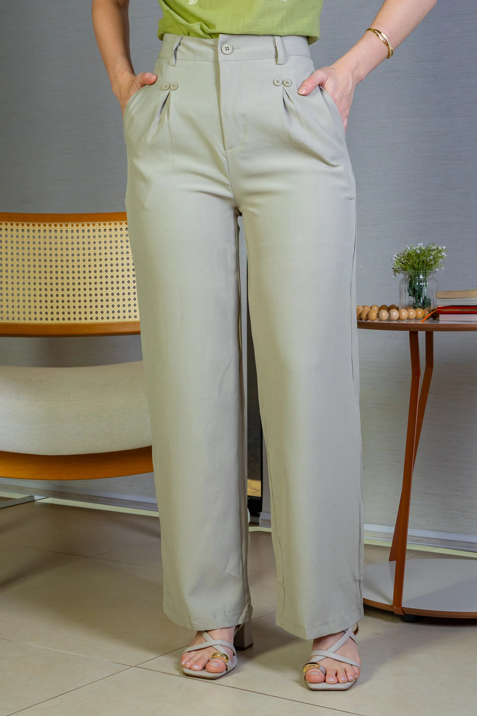 Calça Pantalona Detalhe Botões Crepe Alfaiataria Larissa Verde