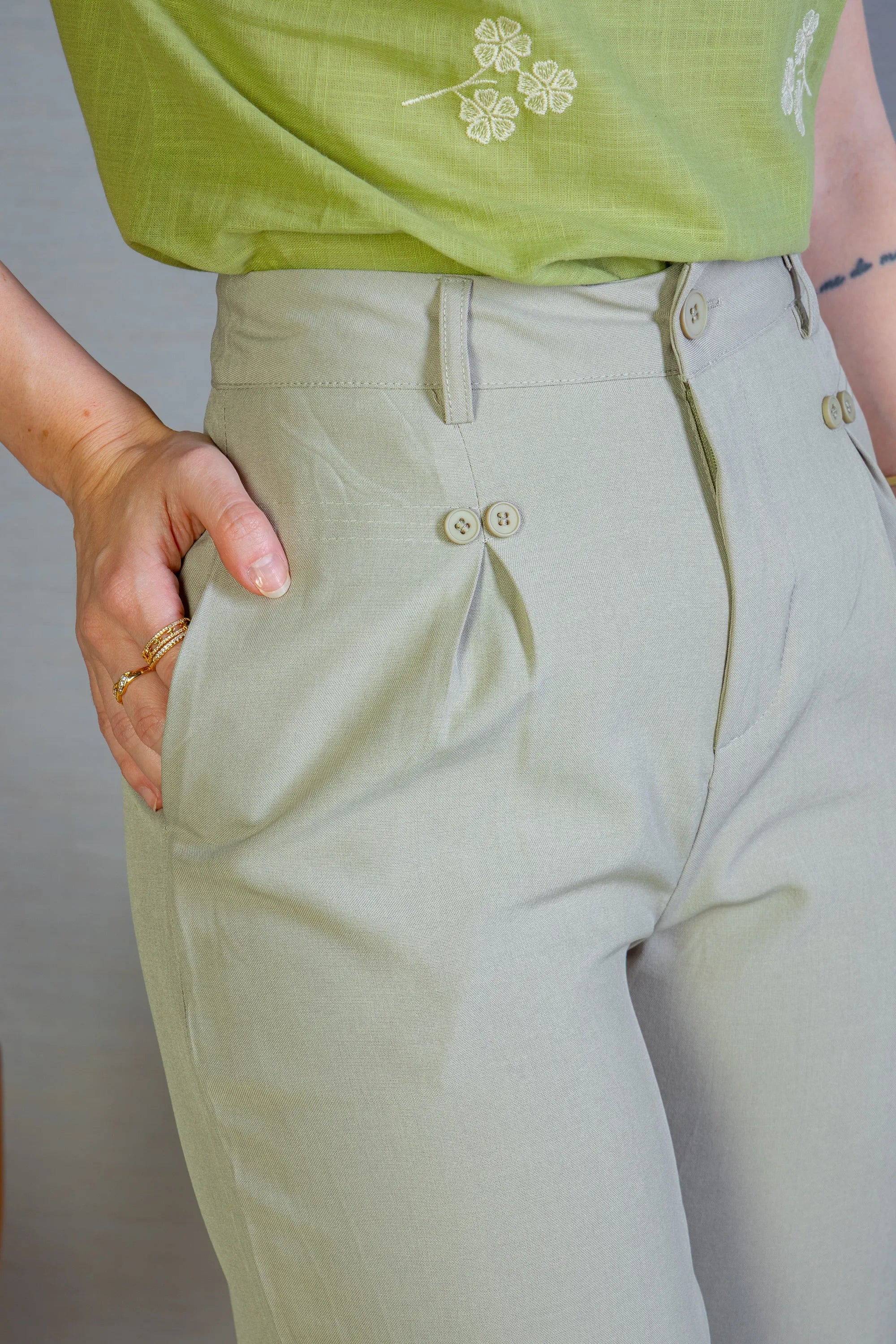 Calça Pantalona Detalhe Botões Crepe Alfaiataria Larissa Verde