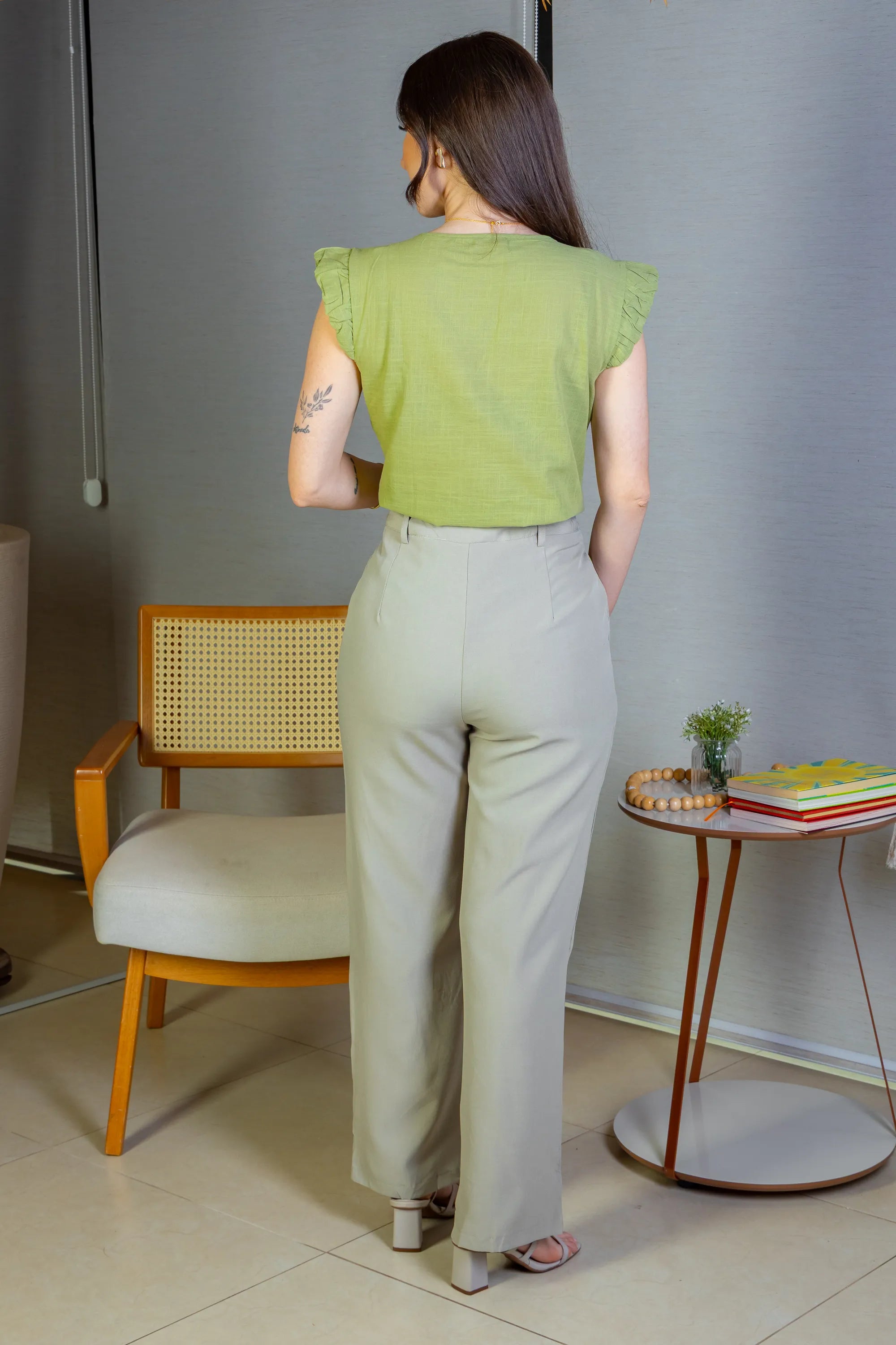Calça Pantalona Detalhe Botões Crepe Alfaiataria Larissa Verde