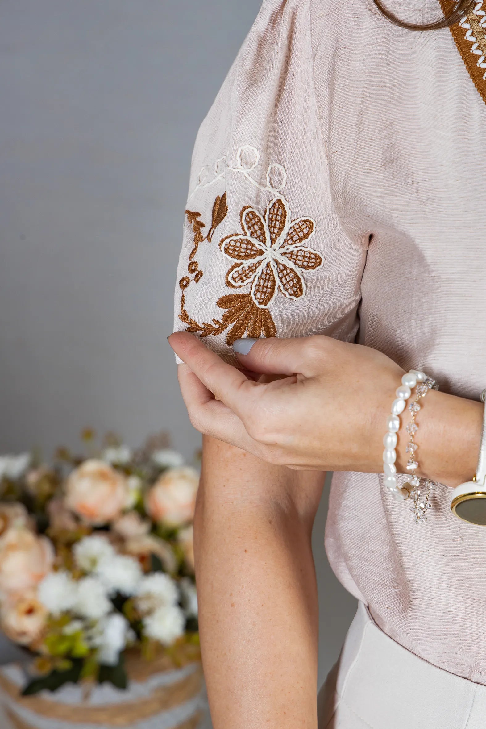 Blusa Manga Curta em Visco Brise Decote em "V" com Bordados Florais Deise Bege