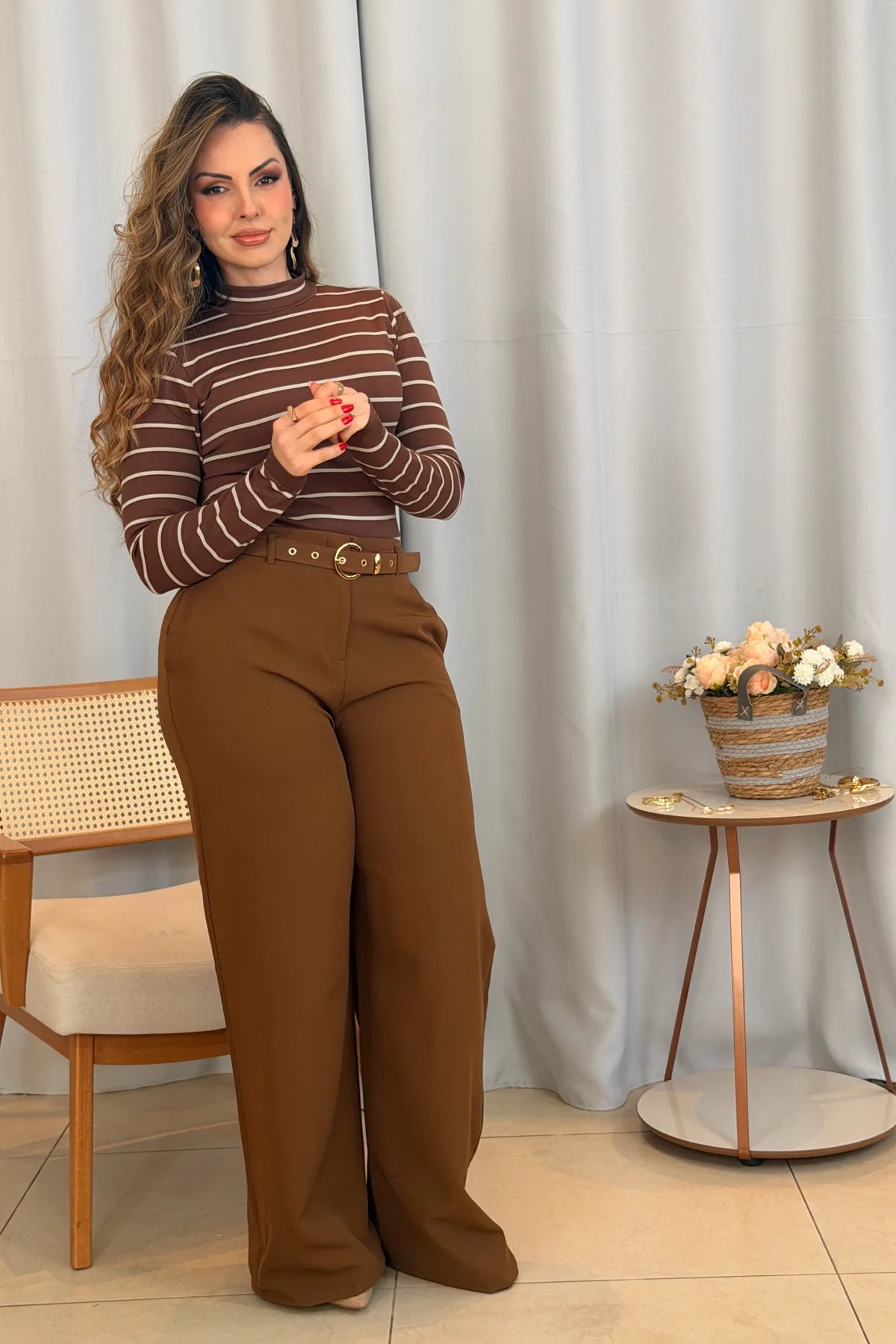 Conjunto: Blusa Manga Longa com Gola Alta em Malha Canelada Andressa Marrom + Calça Pantalona em Alfaiataria com Cinto Encapado Cinthia Marrom Escuro