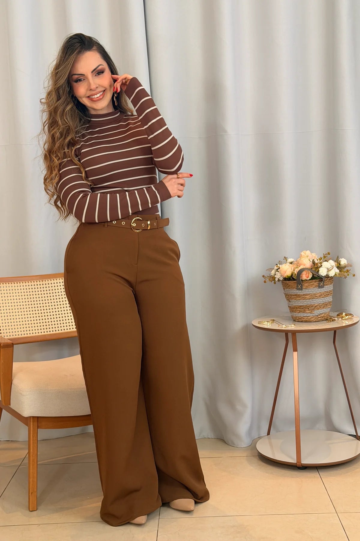 Conjunto: Blusa Manga Longa com Gola Alta em Malha Canelada Andressa Marrom + Calça Pantalona em Alfaiataria com Cinto Encapado Cinthia Marrom Escuro