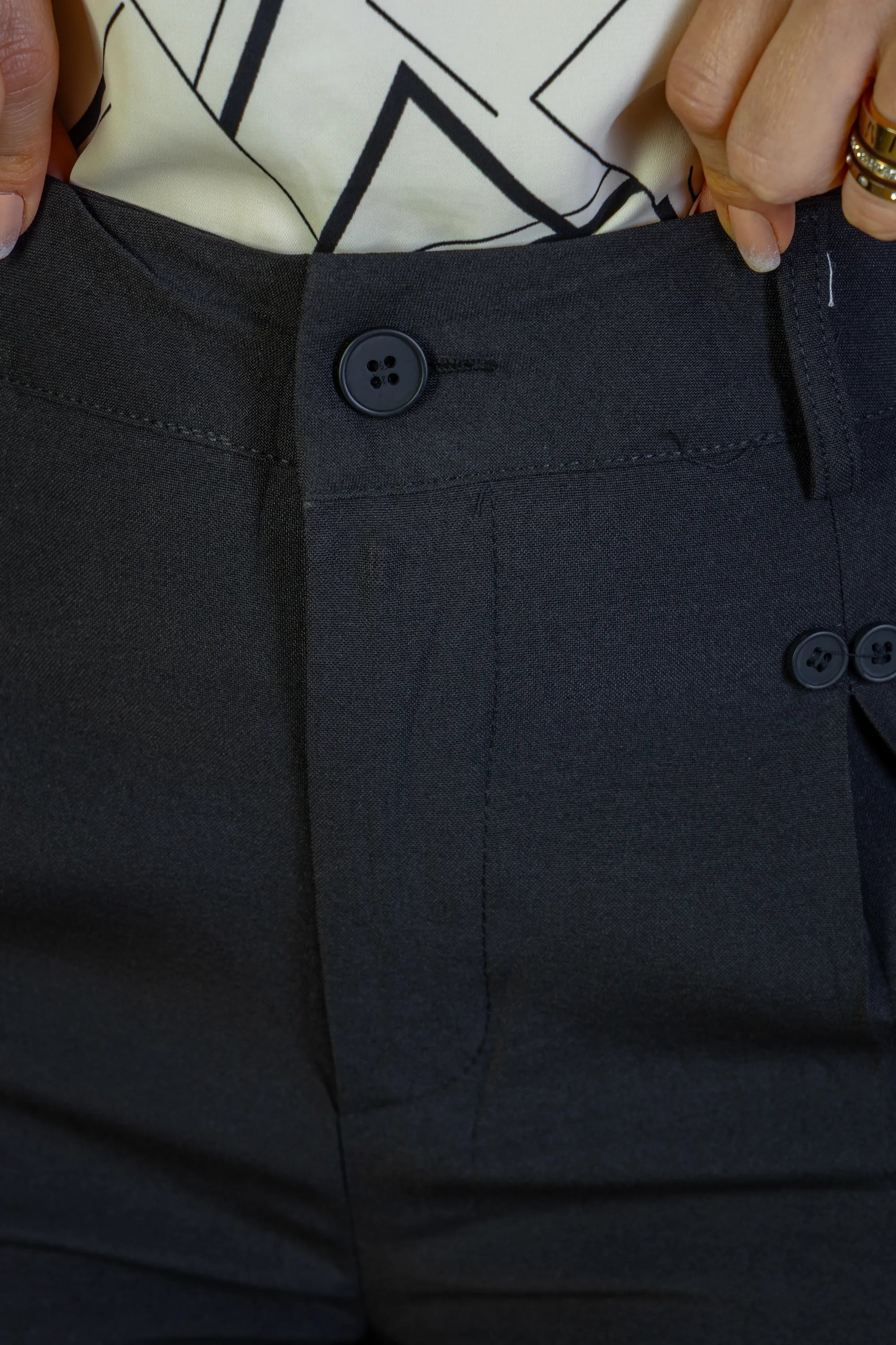 Calça Pantalona Detalhe Botões Crepe Alfaiataria Larissa Preta