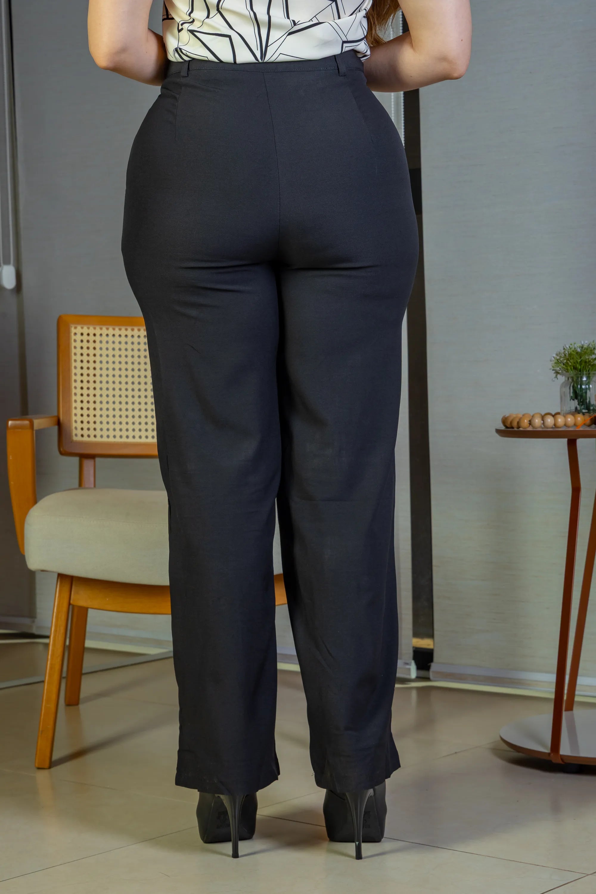 Calça Pantalona Detalhe Botões Crepe Alfaiataria Larissa Preta