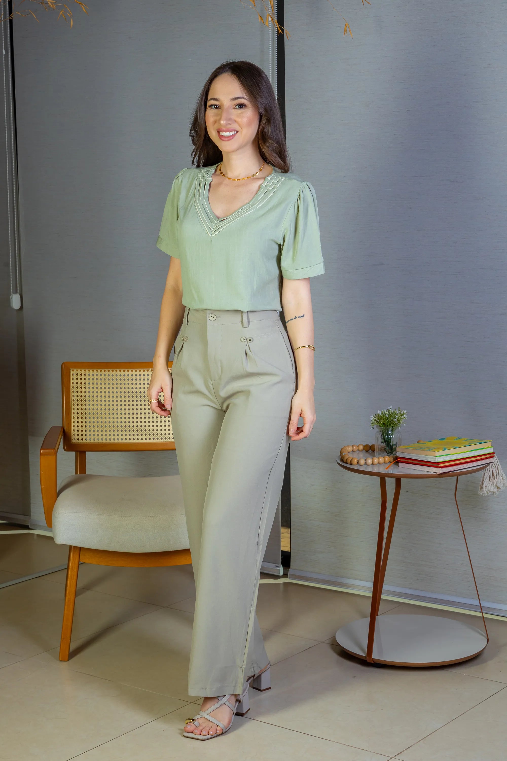 Blusa Manga Curta Detalhe Decote "V" Visco-Linho Marília Verde