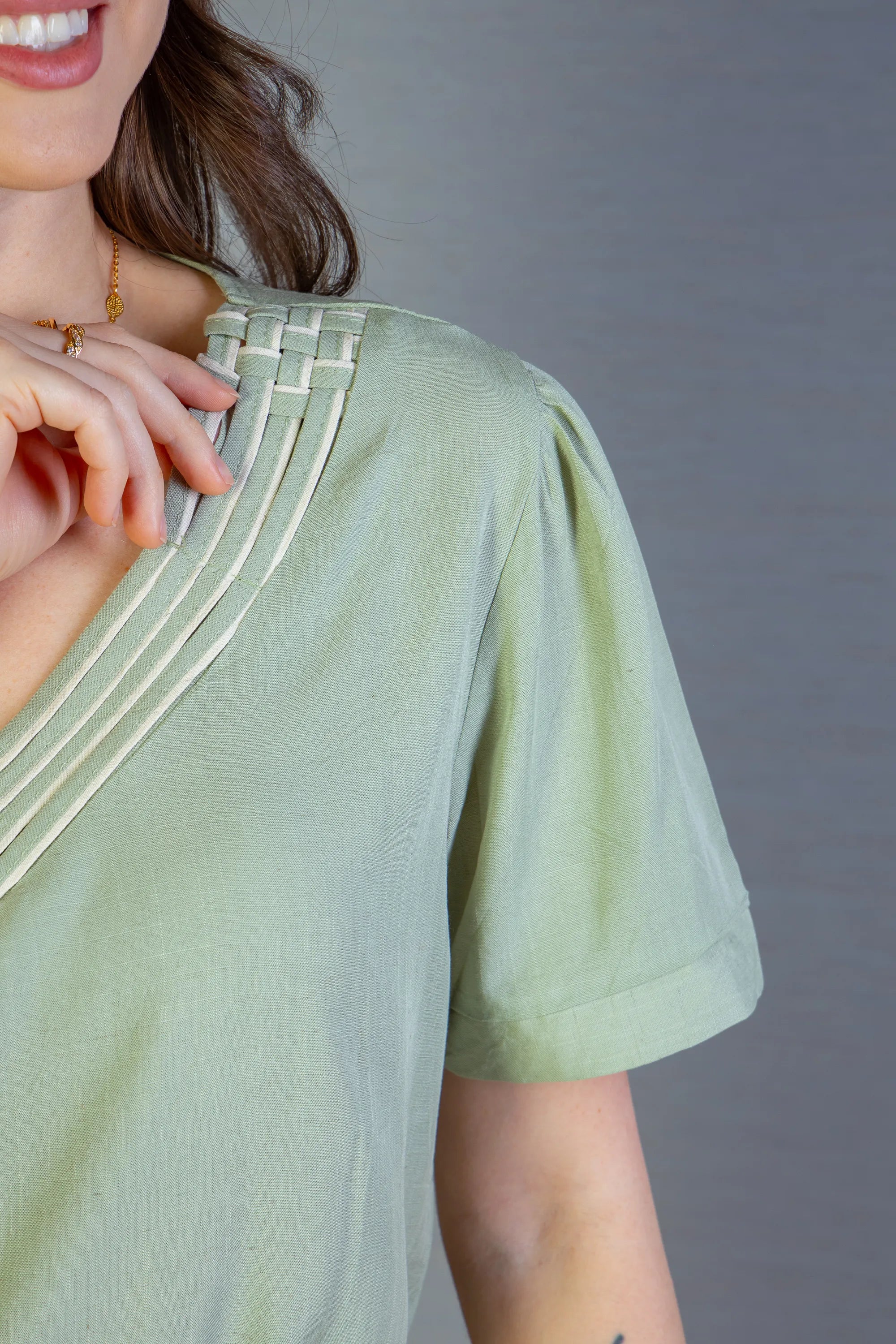 Blusa Manga Curta Detalhe Decote "V" Visco-Linho Marília Verde