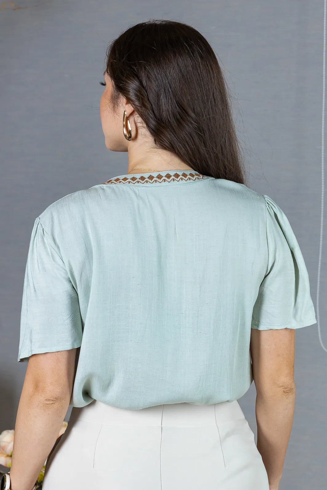 Blusa Manga Curta Detalhe Decote "V" Bordada Algodão Linho Antonella Verde
