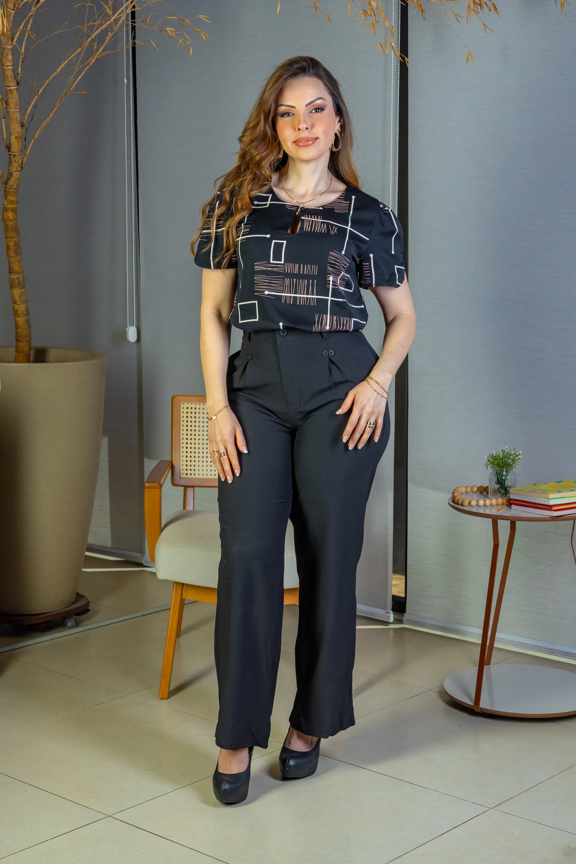Blusa Manga Curta Colo Detalhe Botão Crepe Classic Samara Estampada Preta