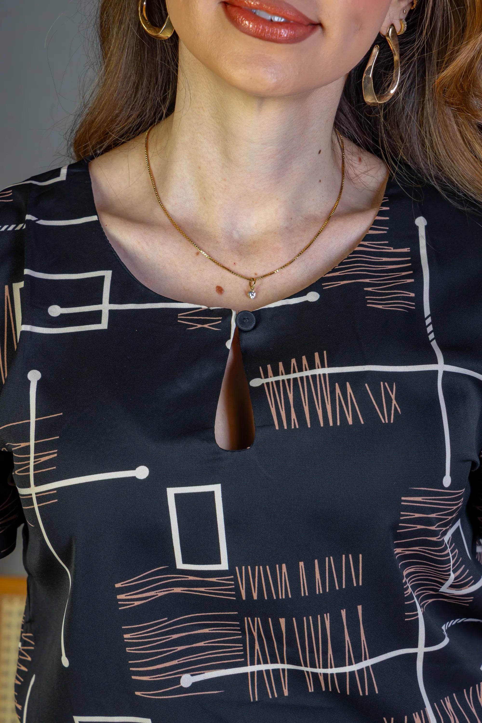 Blusa Manga Curta Colo Detalhe Botão Crepe Classic Samara Estampada Preta