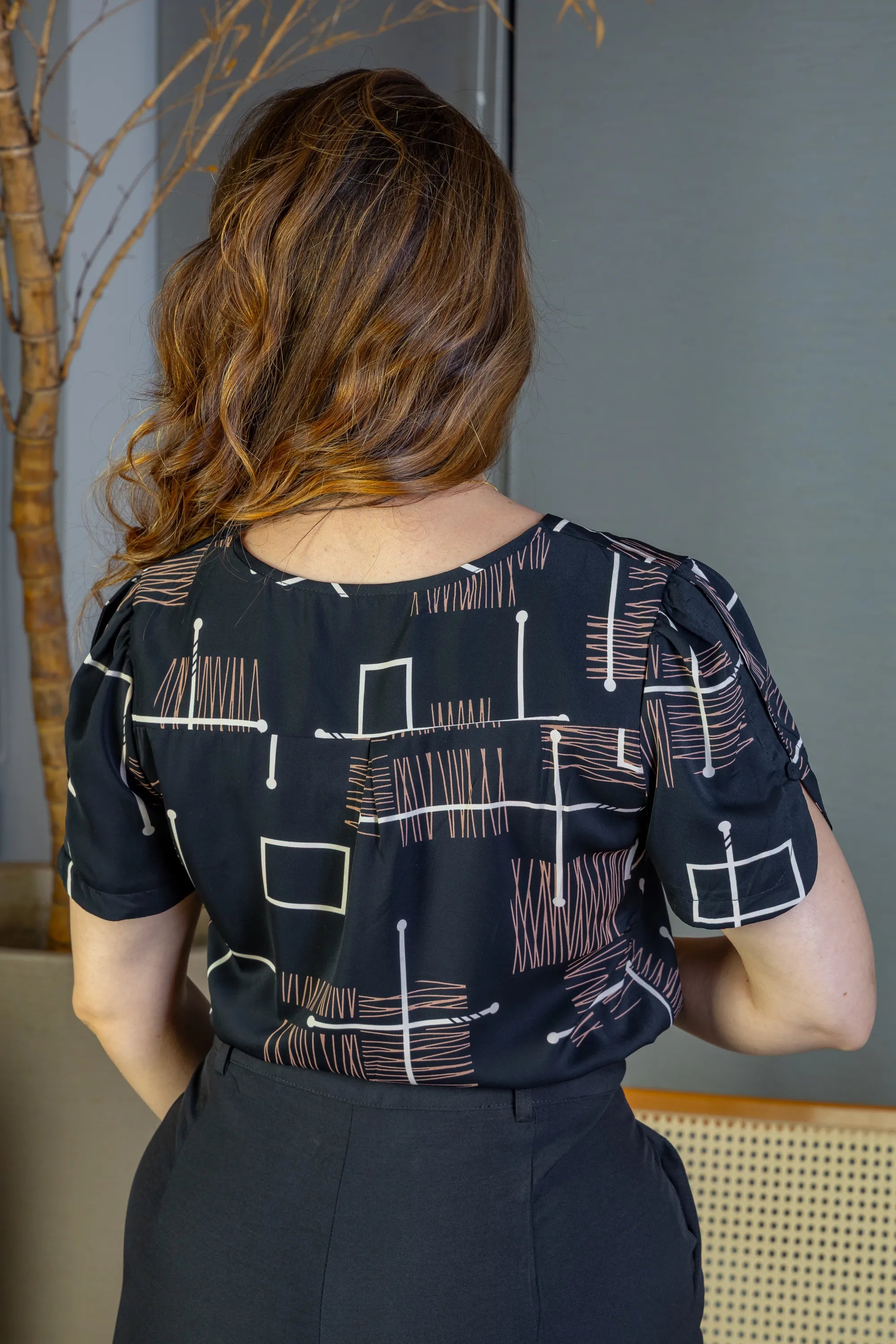 Blusa Manga Curta Colo Detalhe Botão Crepe Classic Samara Estampada Preta