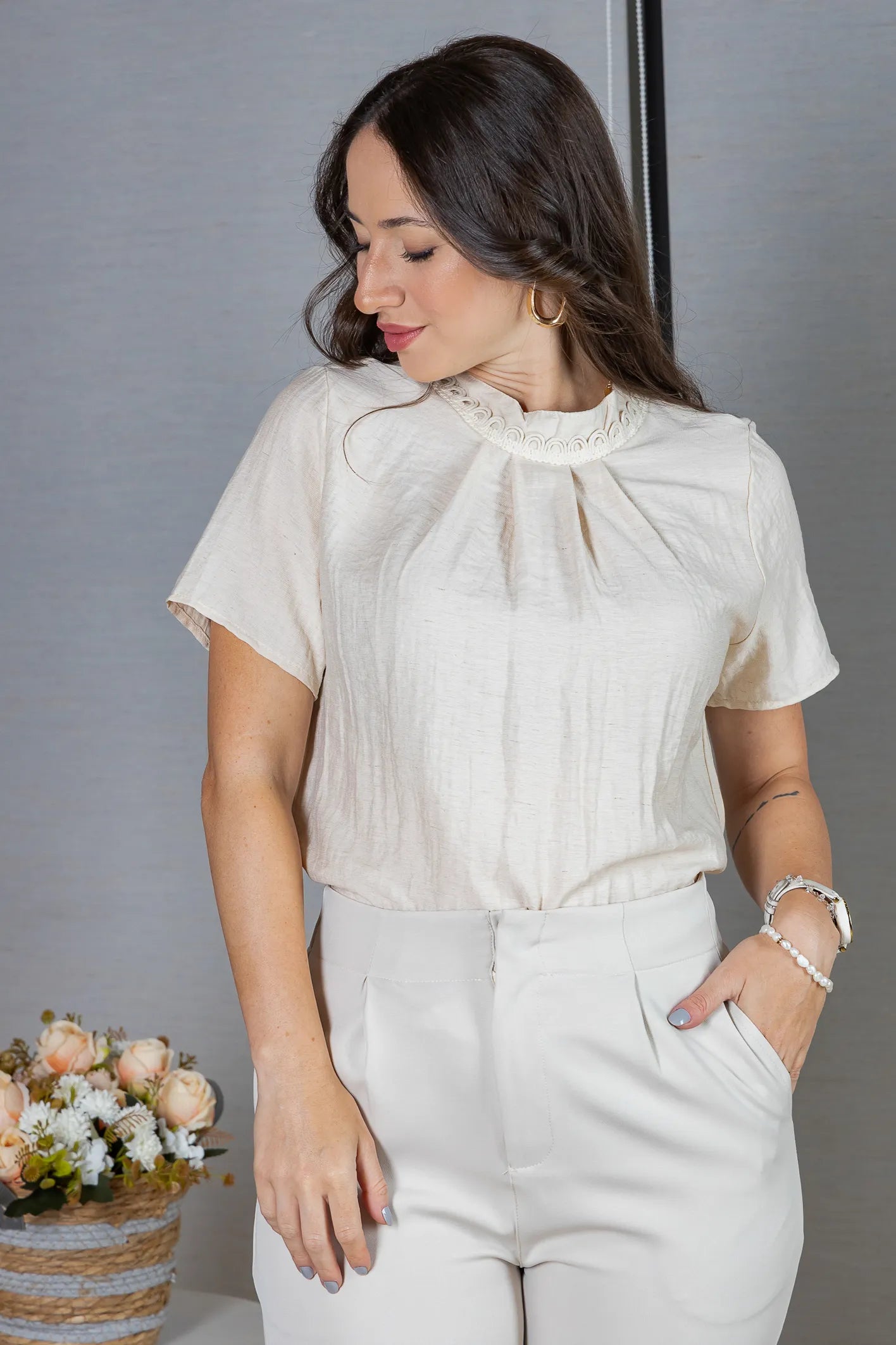 Blusa Manga Curta Visco Eco Blend com Gola Bordada Dandara Bege