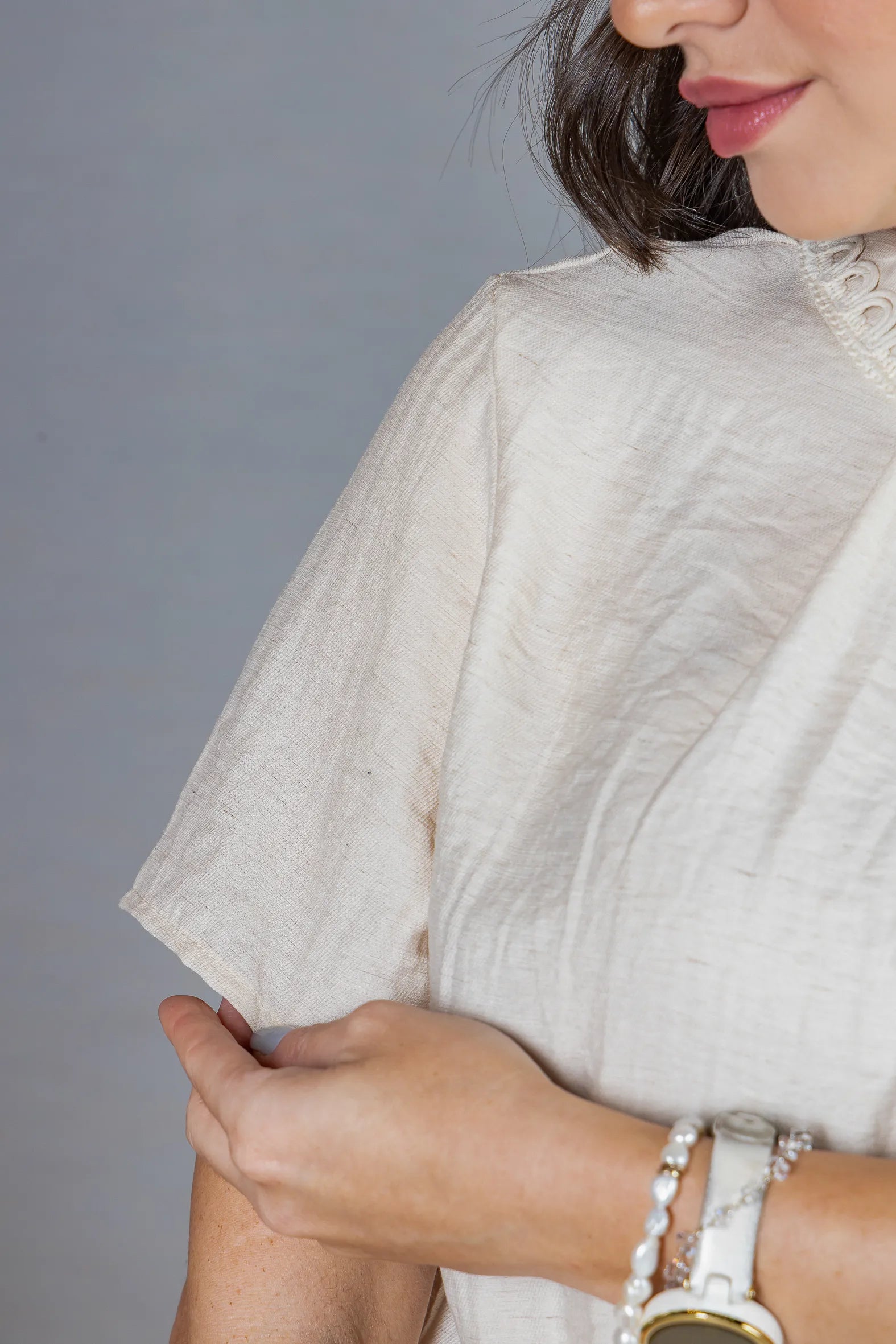 Blusa Manga Curta Visco Eco Blend com Gola Bordada Dandara Bege