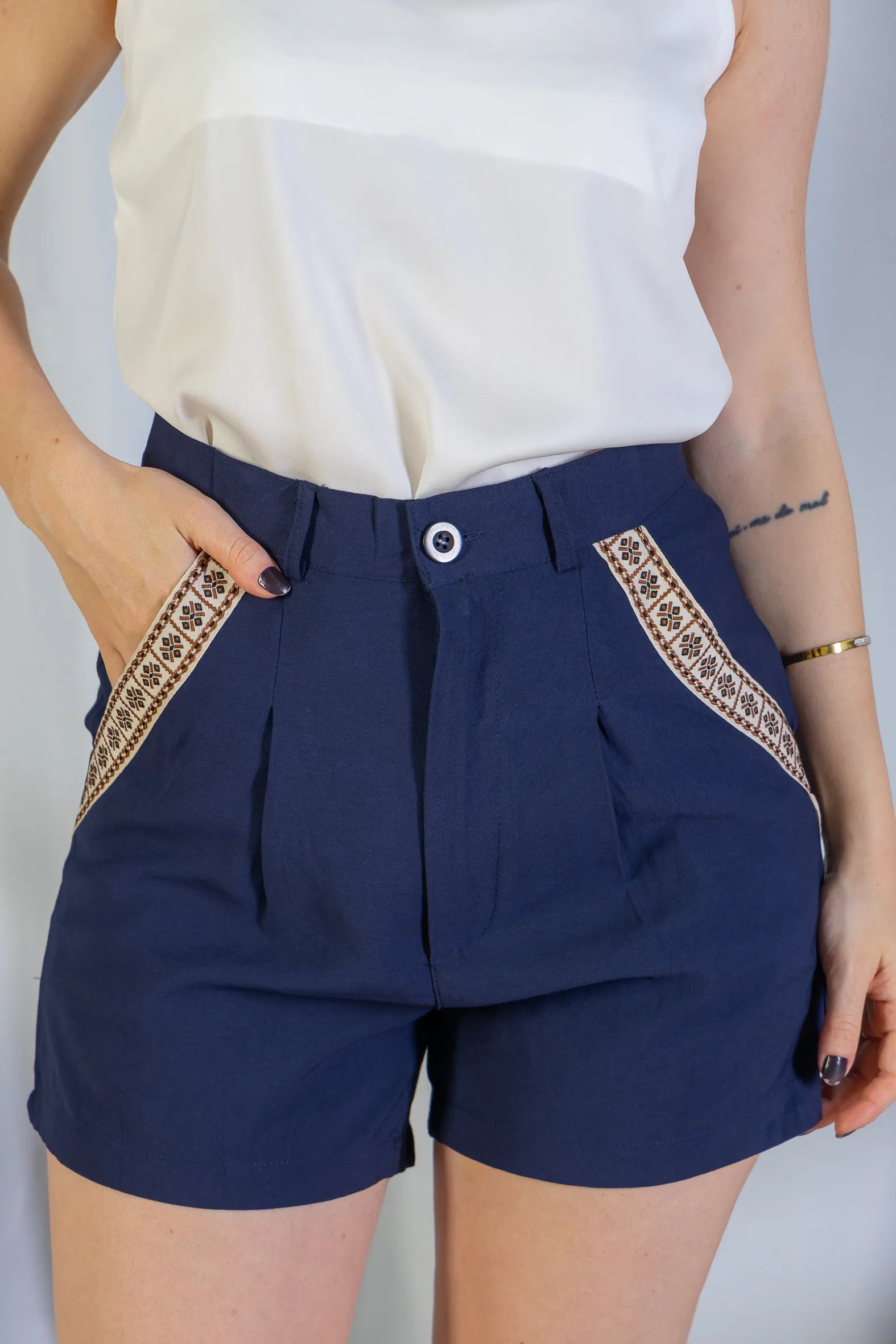 Shorts Detalhe Bolsos Cotton Maju Coutinho Azul Marinho