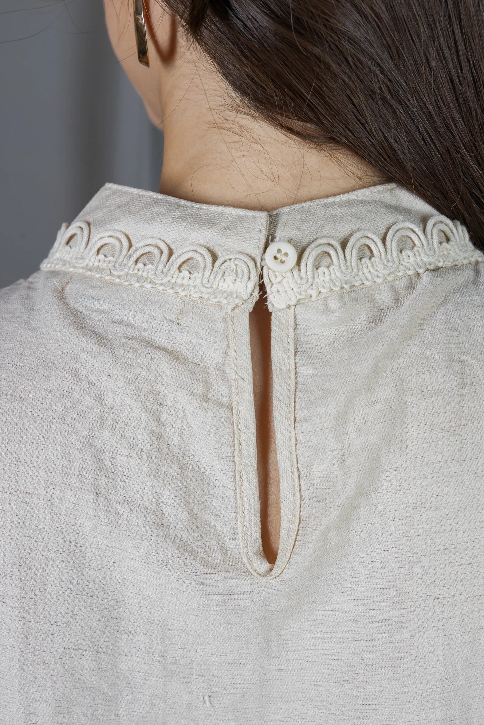 Blusa Manga Curta Visco Eco Blend com Gola Bordada Dandara Bege
