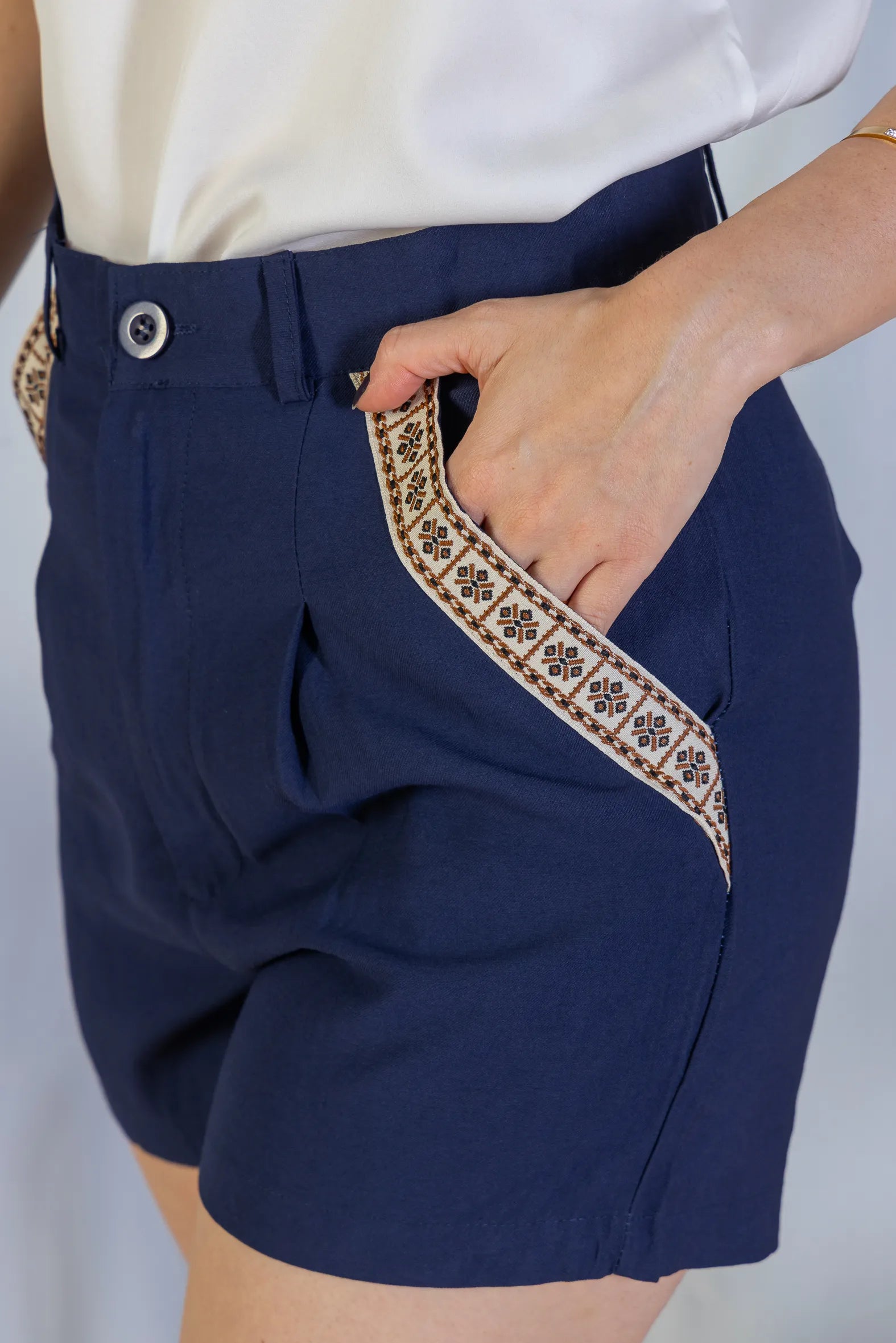 Shorts Detalhe Bolsos Cotton Maju Coutinho Azul Marinho