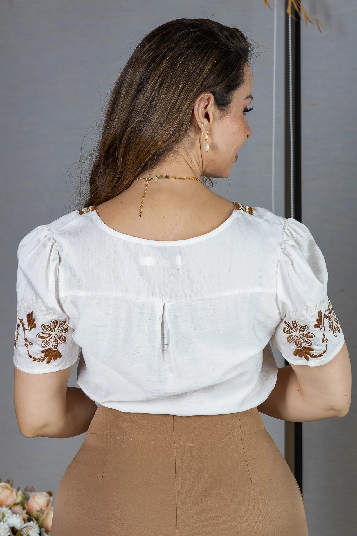 Blusa Manga Curta em Visco Brise Decote em "V" com Bordados Florais Deise Off White