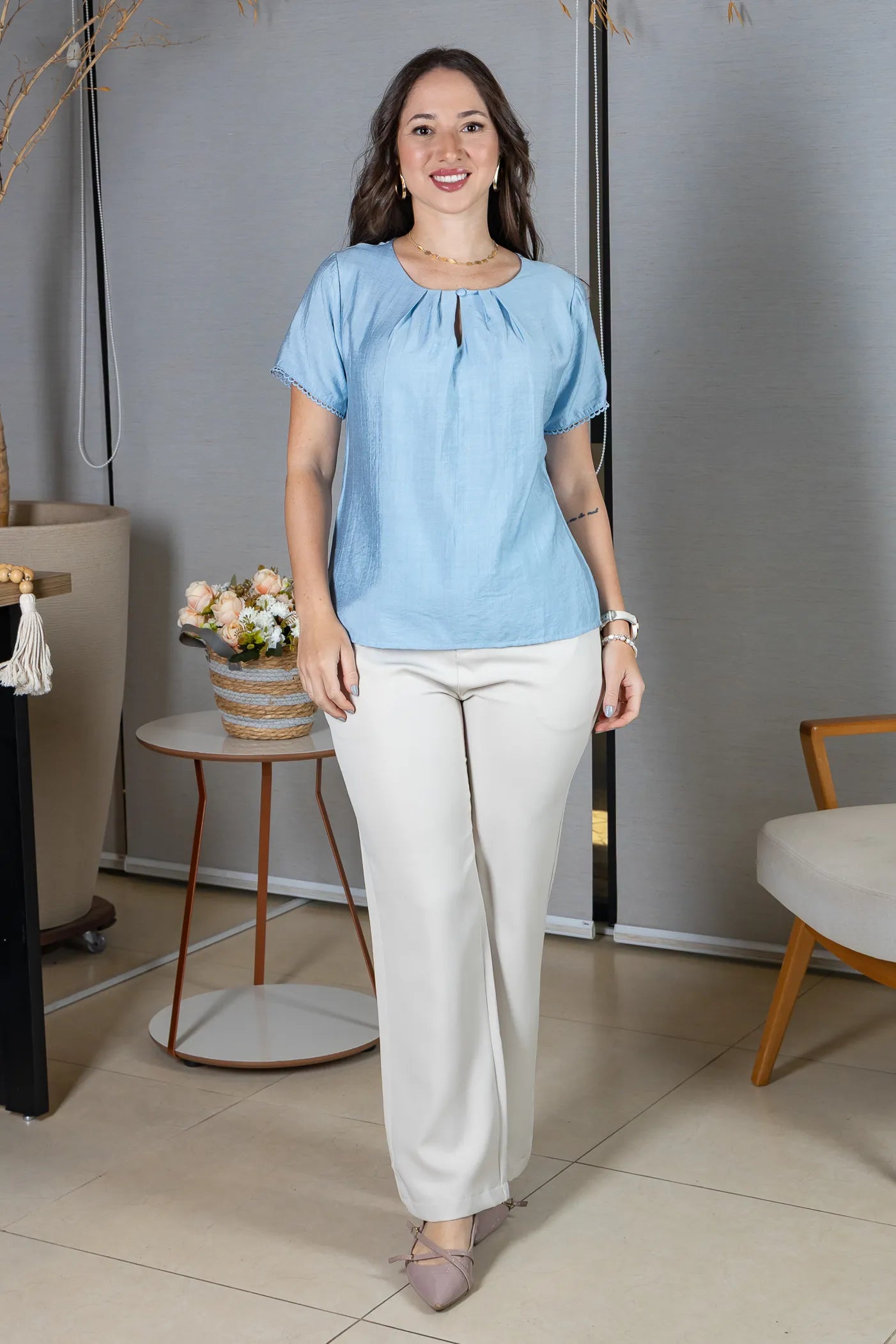 Blusa Manga Curta em Crepe Comfort Decote em Gota e Pregas Mariele Azul