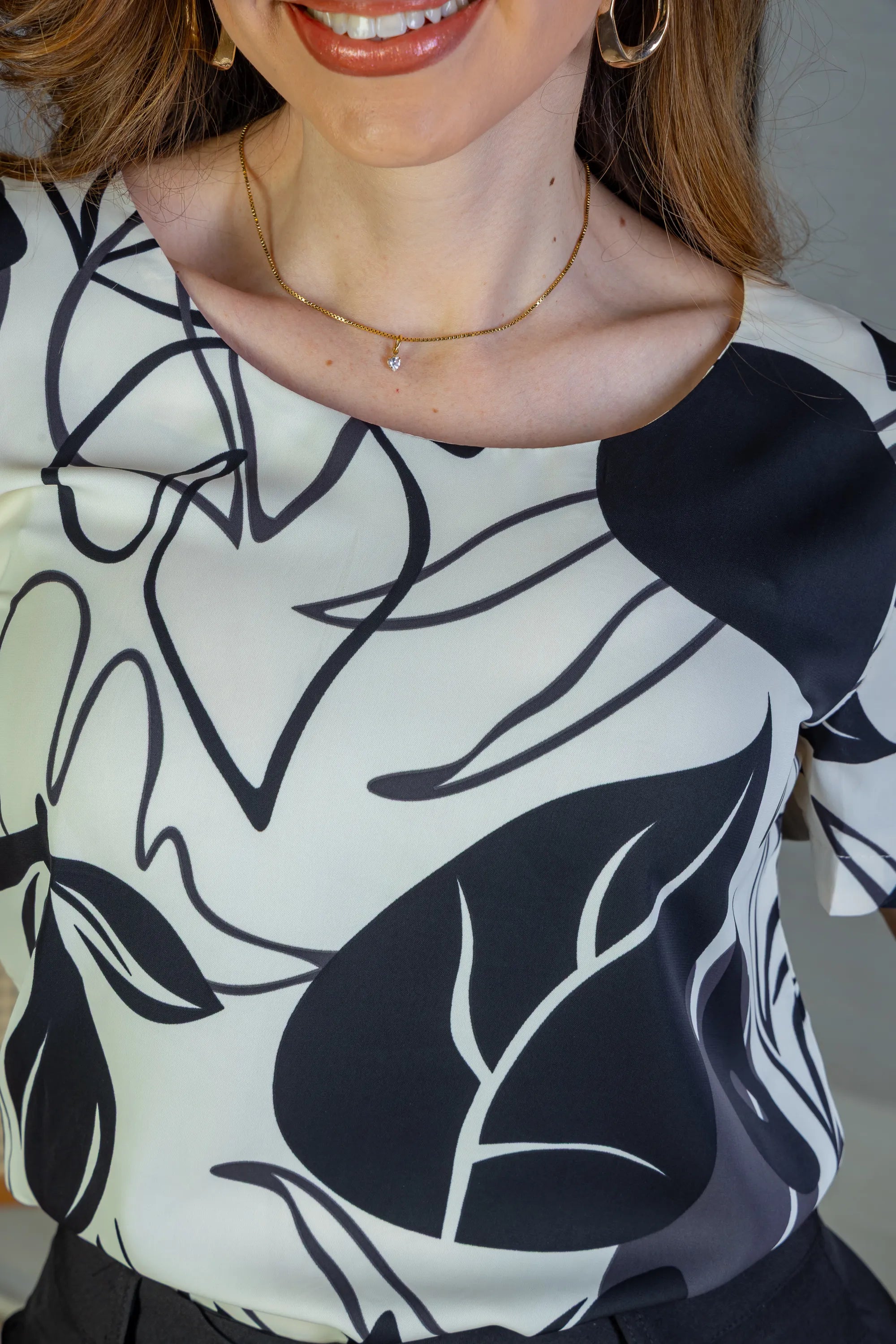 Blusa Manga Detalhe Botão Crepe Classic Suelen Estampada Preta