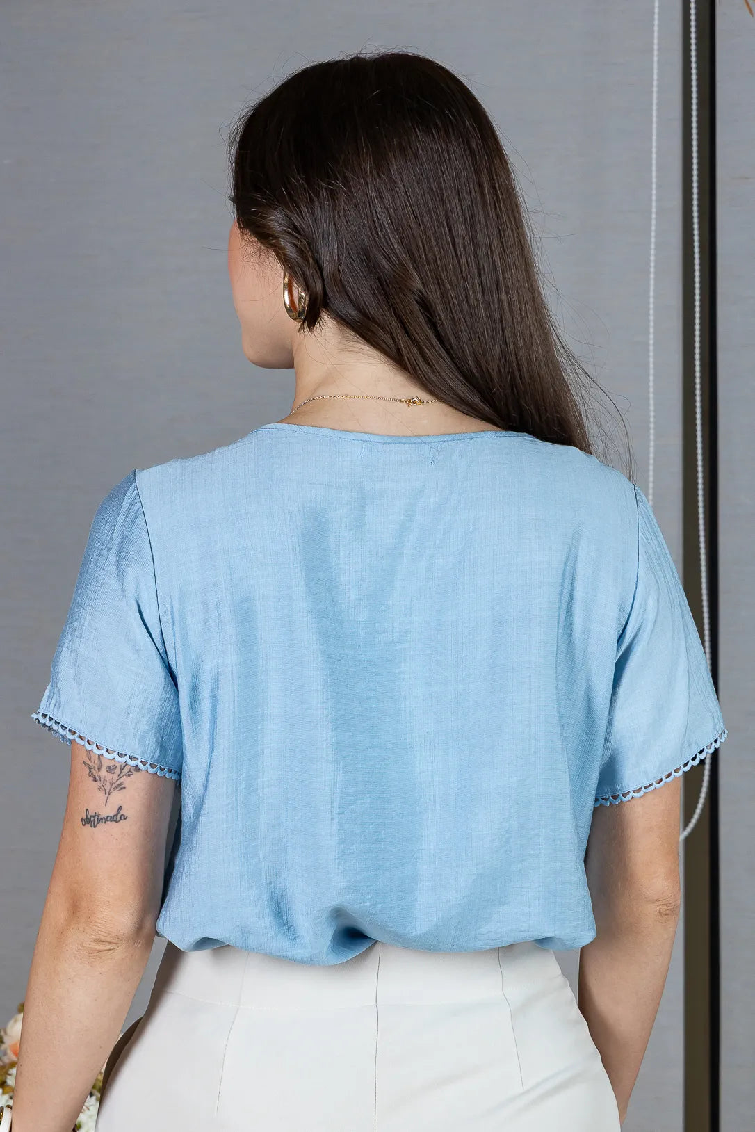 Blusa Manga Curta em Crepe Comfort Decote em Gota e Pregas Mariele Azul