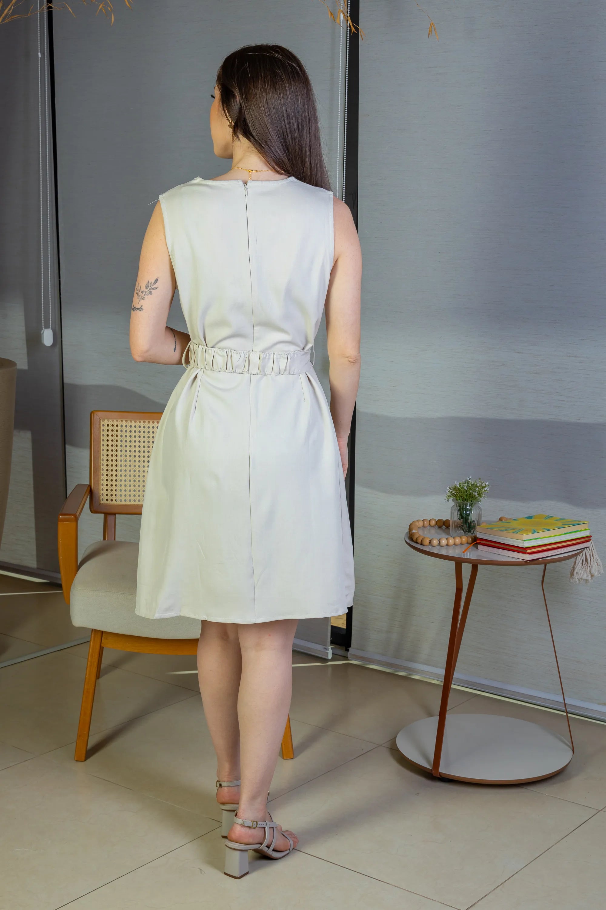 Vestido Decote "V" Regata Detalhe Cinto Soft Elegance Malu Creme