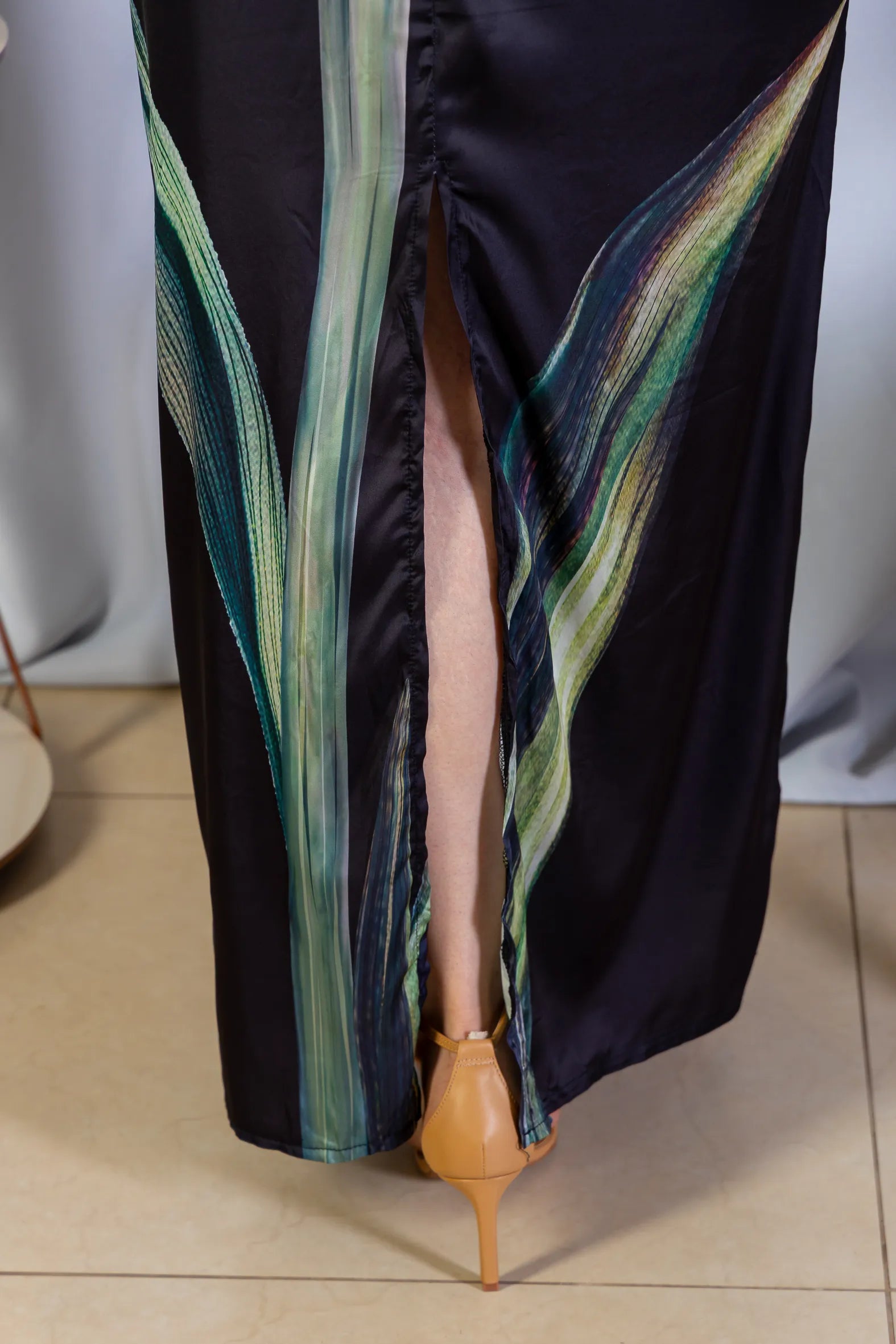 Vestido Tomara Que Caia Detalhe Fenda Crepe Acetinado Camila Pitanga Estampado Preto