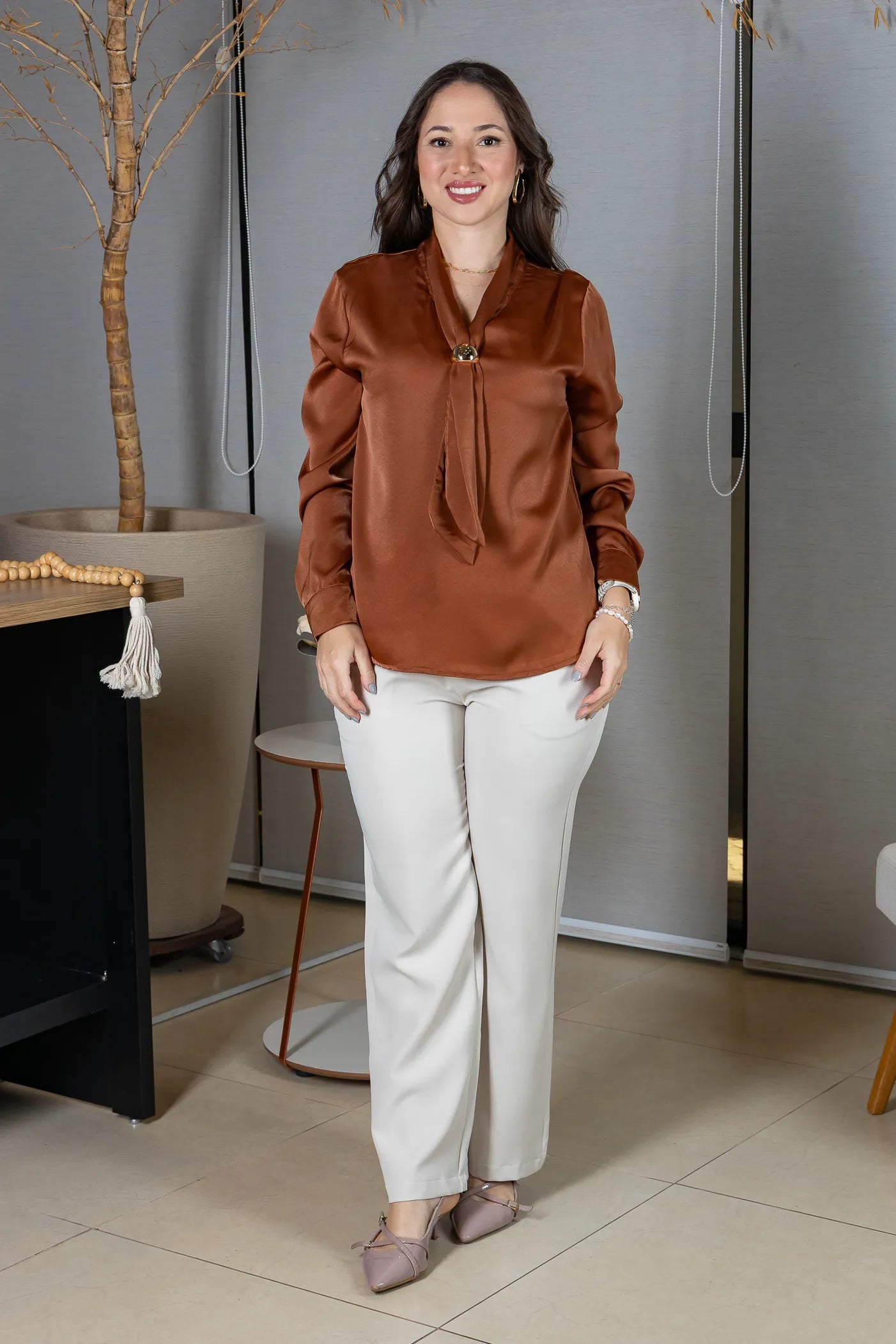 Blusa Manga Longa em Poli Silk com Broche Dourado Lara Marrom