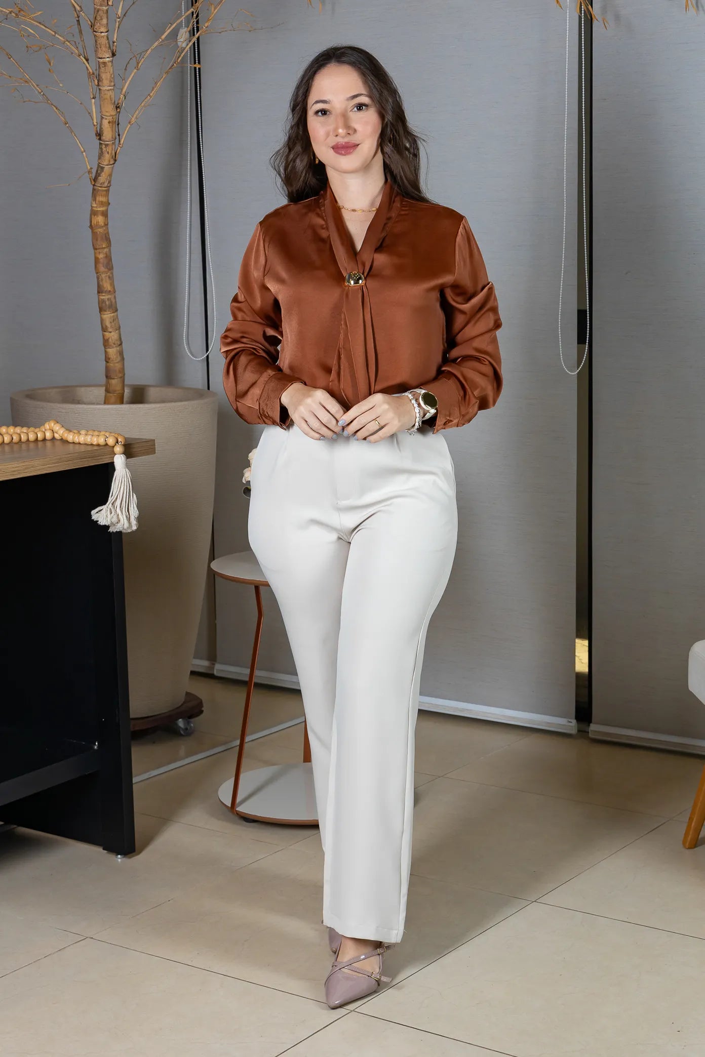 Blusa Manga Longa em Poli Silk com Broche Dourado Lara Marrom