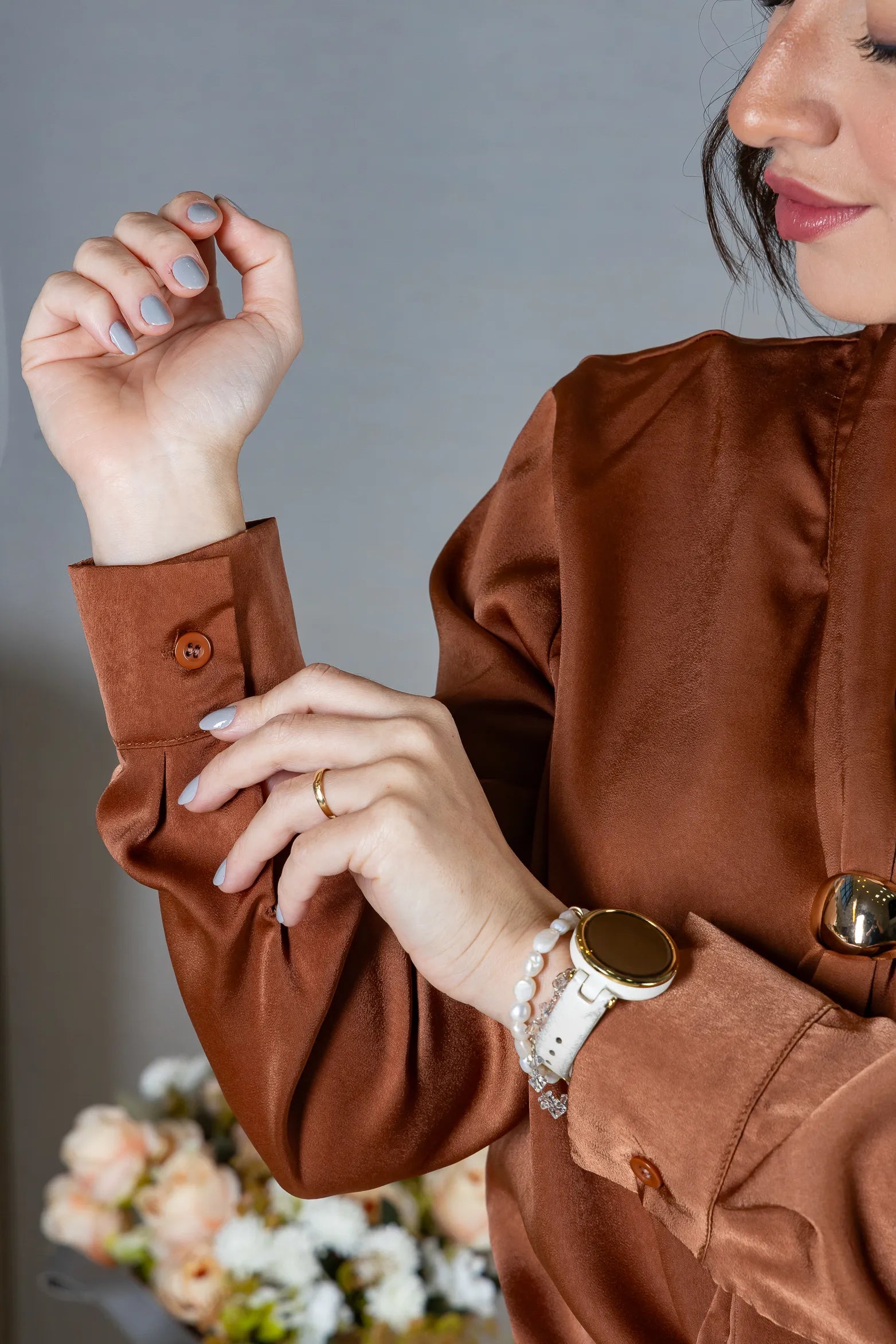 Blusa Manga Longa em Poli Silk com Broche Dourado Lara Marrom