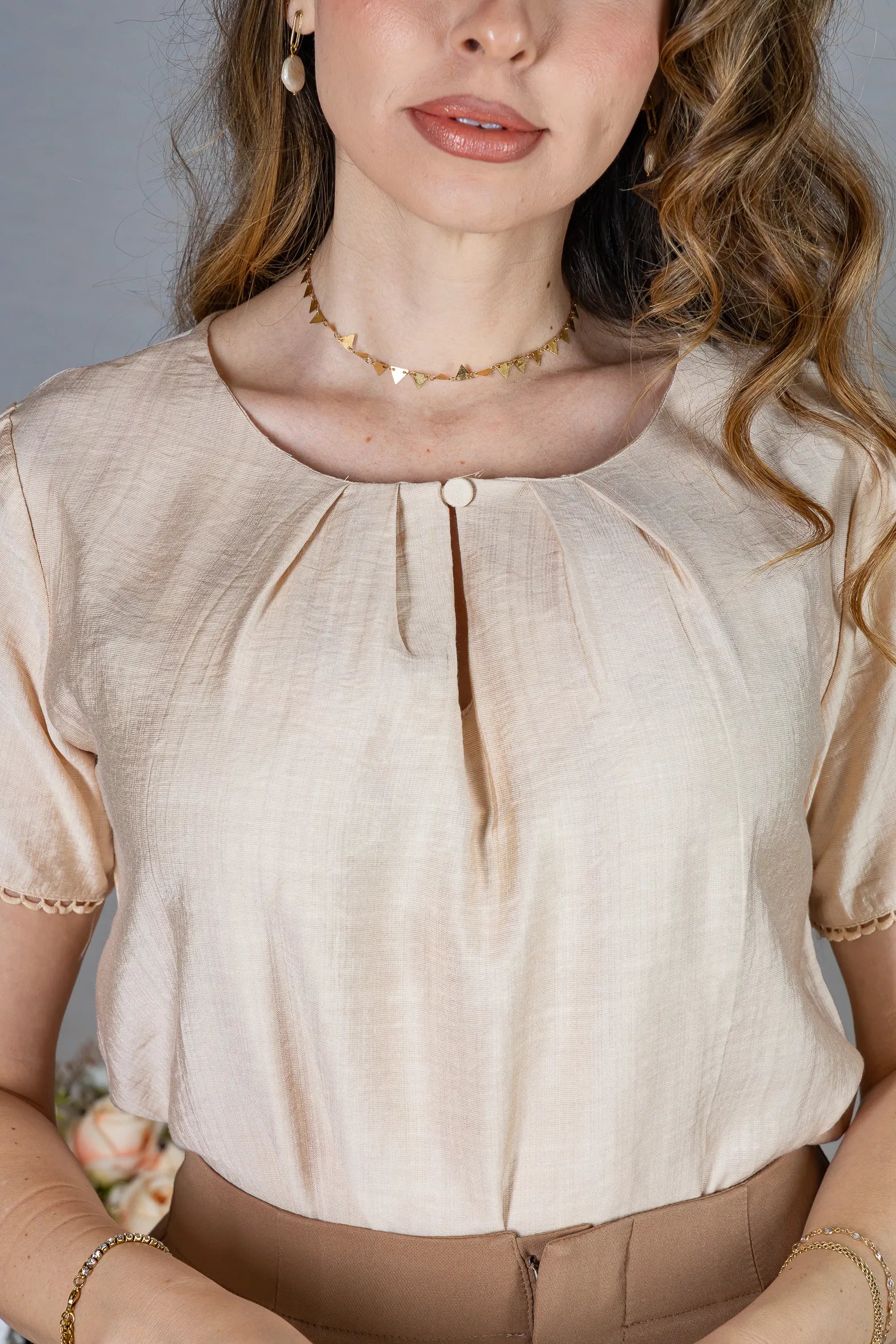 Blusa Manga Curta em Crepe Comfort Decote em Gota e Pregas Mariele Bege