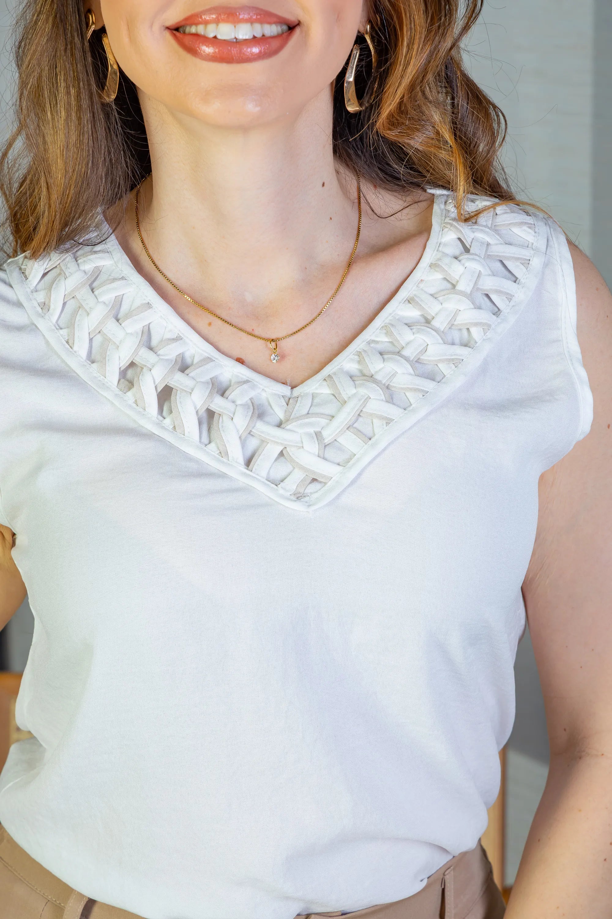 Blusa Regata Decote "V" Detalhe Trançado Em Visco Soft Liliane Branca