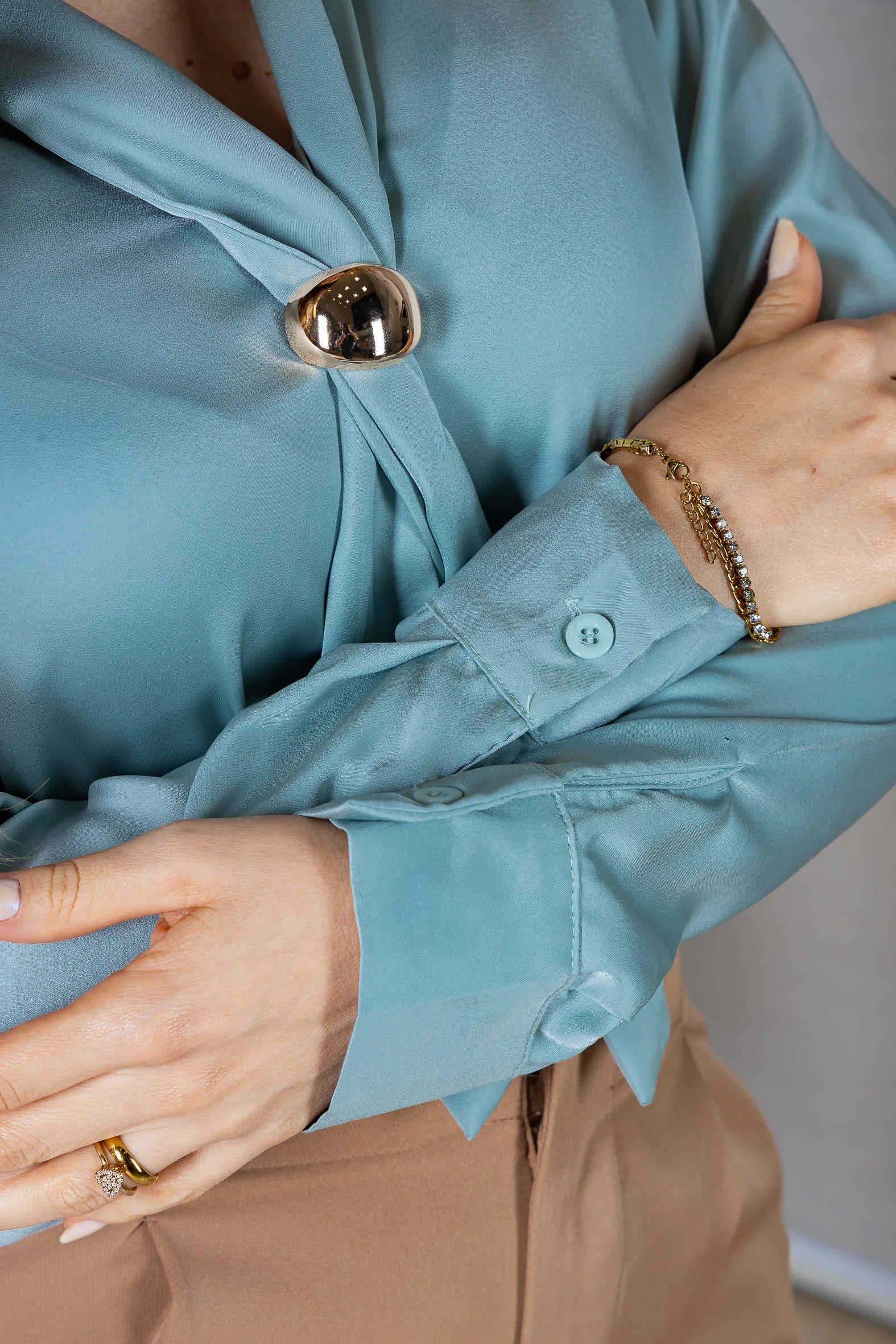 Blusa Manga Longa em Poli Silk com Broche Dourado Lara Verde Turquesa