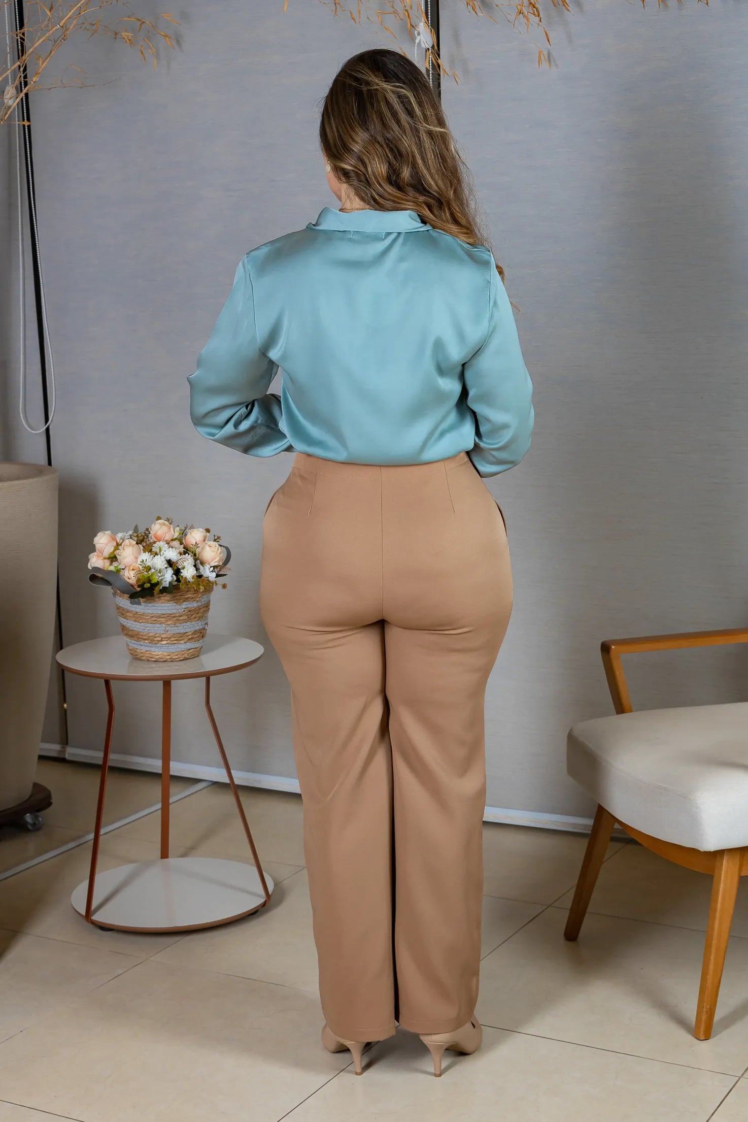 Blusa Manga Longa em Poli Silk com Broche Dourado Lara Verde Turquesa