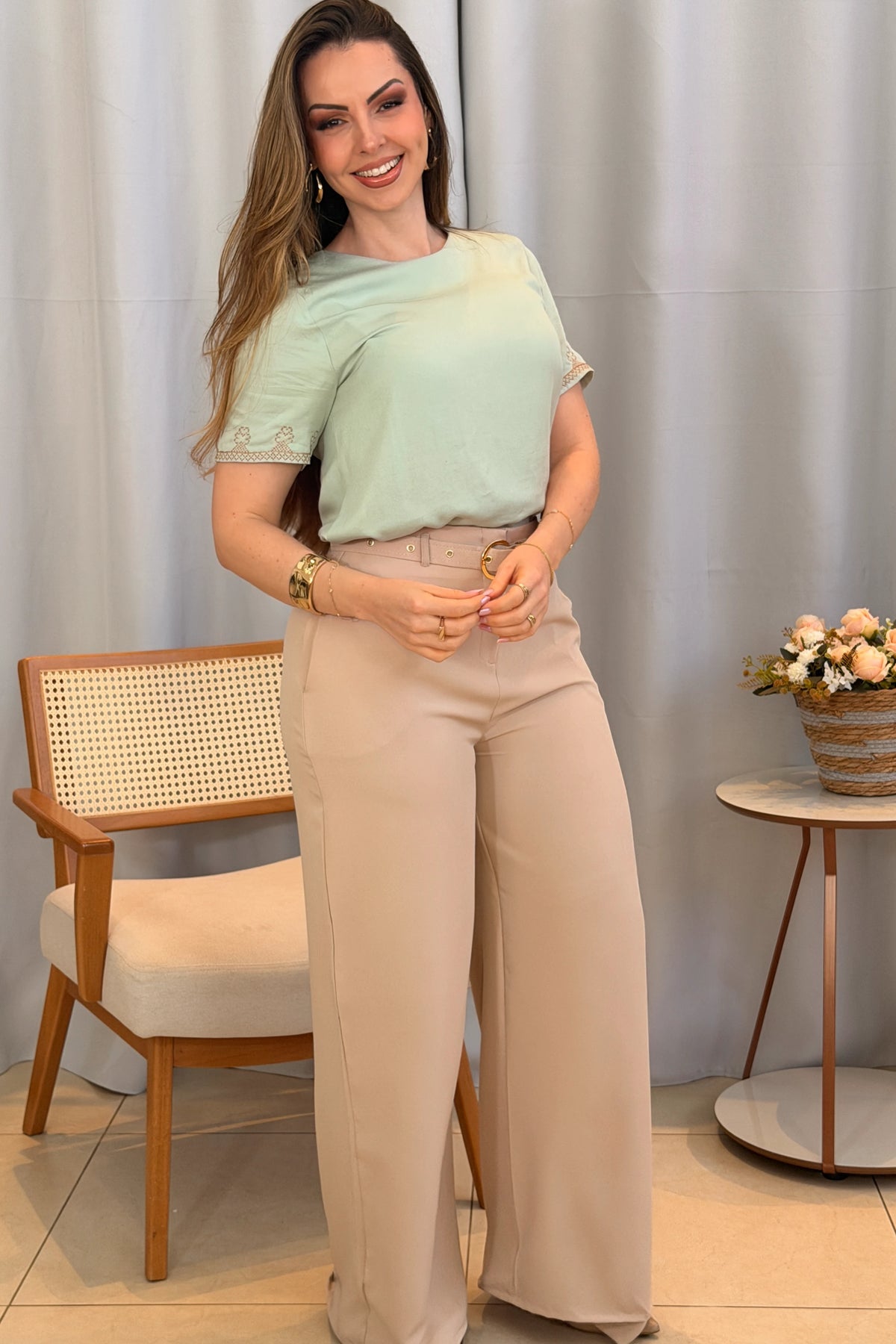 Conjunto: Blusa Manga Curta em Visco Mix com Detalhes Bordados Graziela Verde + Calça Pantalona em Alfaiataria com Cinto Encapado Cinthia Creme