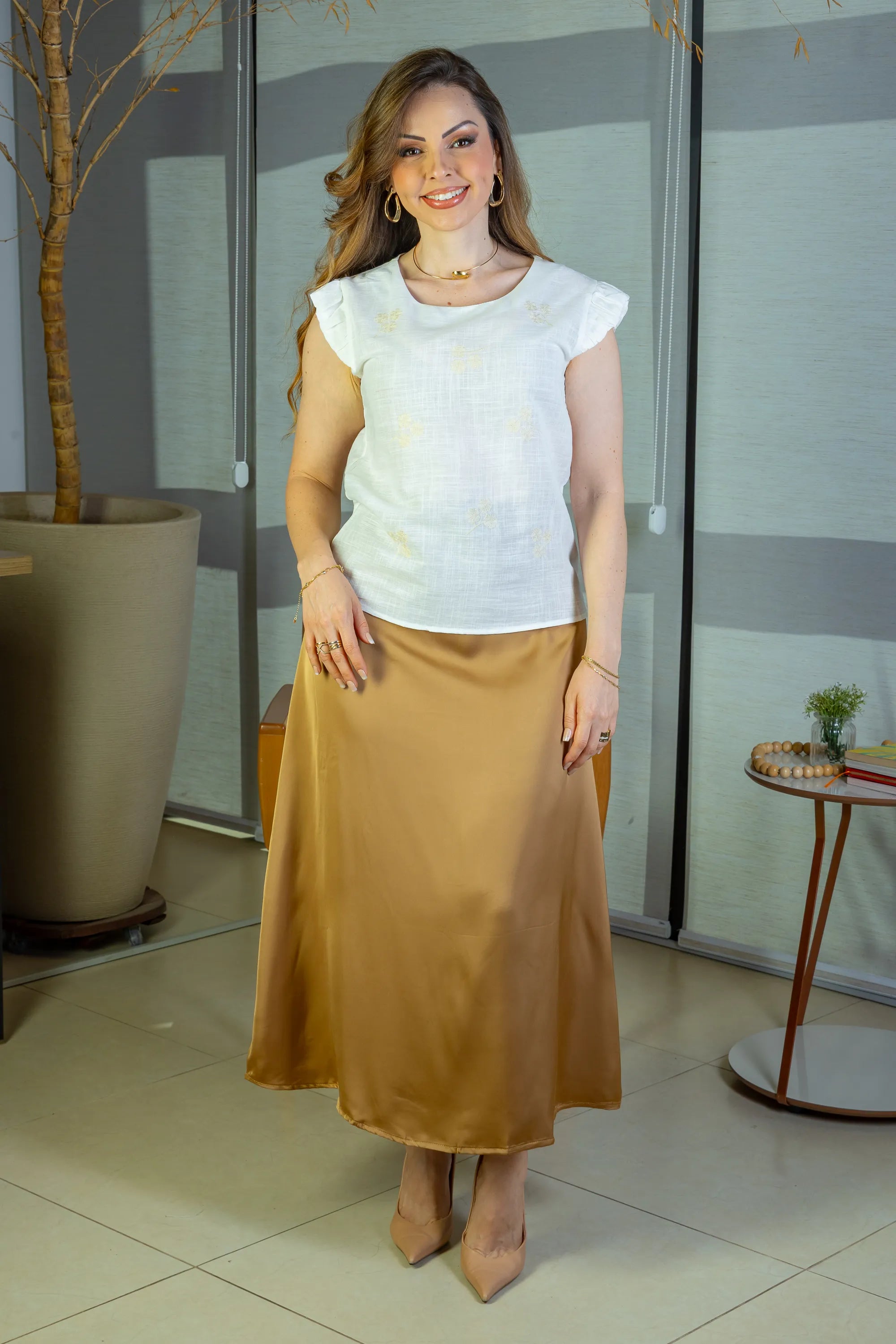 Conjunto: Blusa Manga Curta Em Algodão Textura Laise Michelle Branca + Saia Midi Lisa Sat Mix Magda Marrom