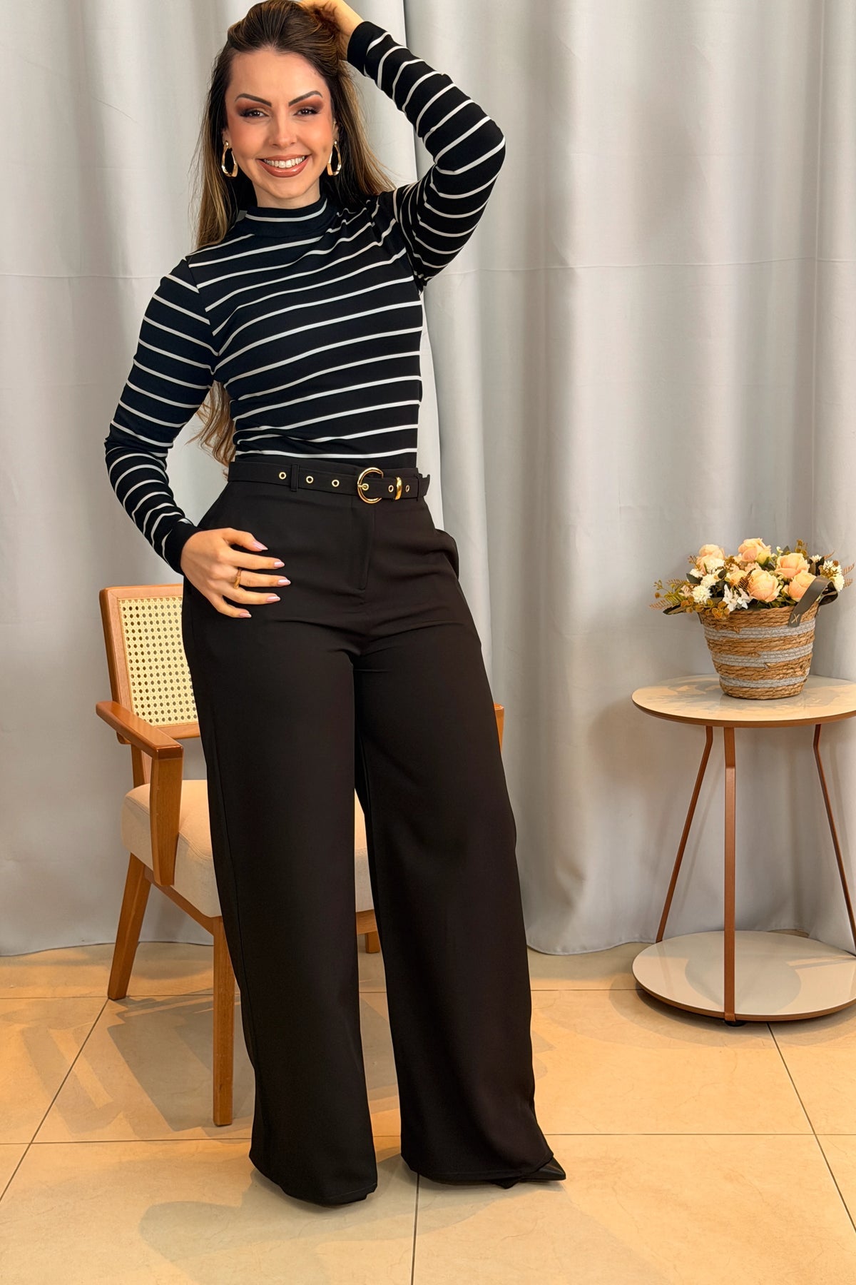 Conjunto: Blusa Manga Longa com Gola Alta em Malha Canelada Andressa Preta + Calça Pantalona em Alfaiataria com Cinto Encapado Cinthia Preta