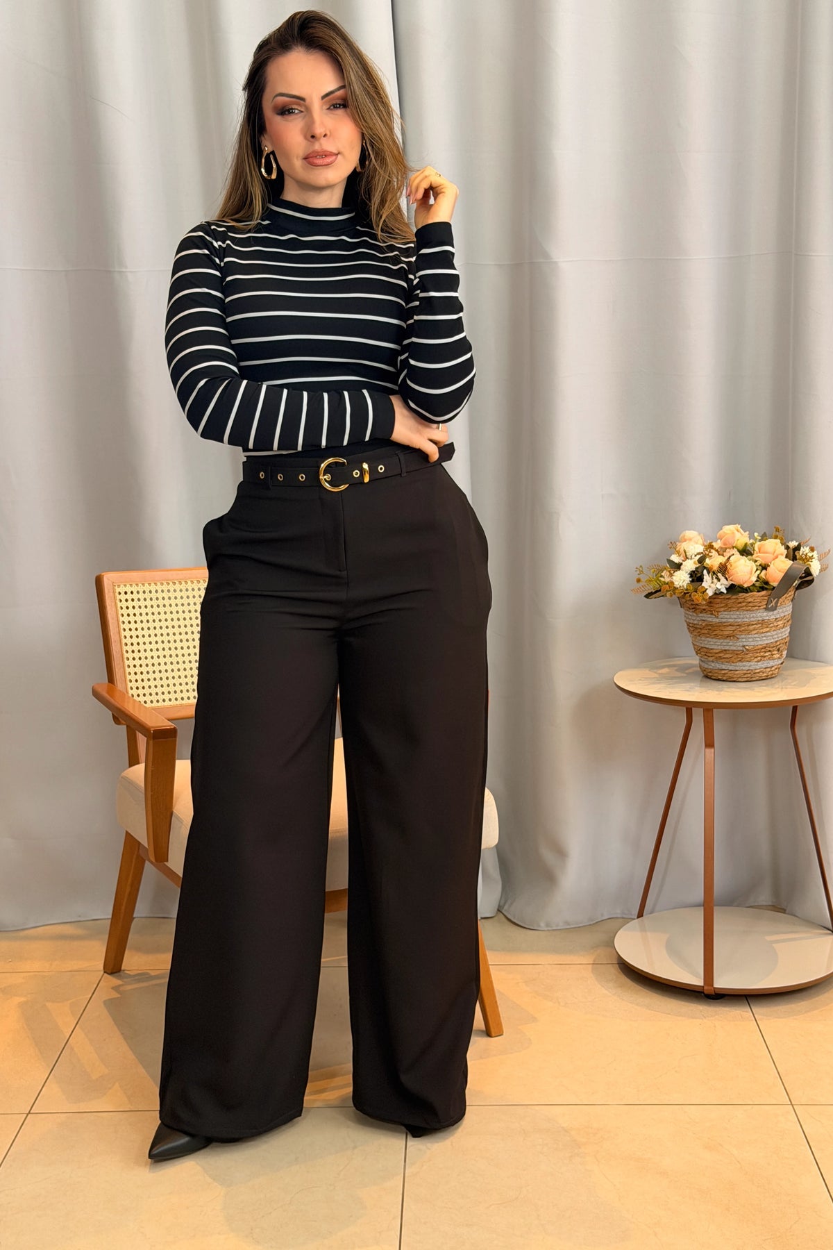 Conjunto: Blusa Manga Longa com Gola Alta em Malha Canelada Andressa Preta + Calça Pantalona em Alfaiataria com Cinto Encapado Cinthia Preta