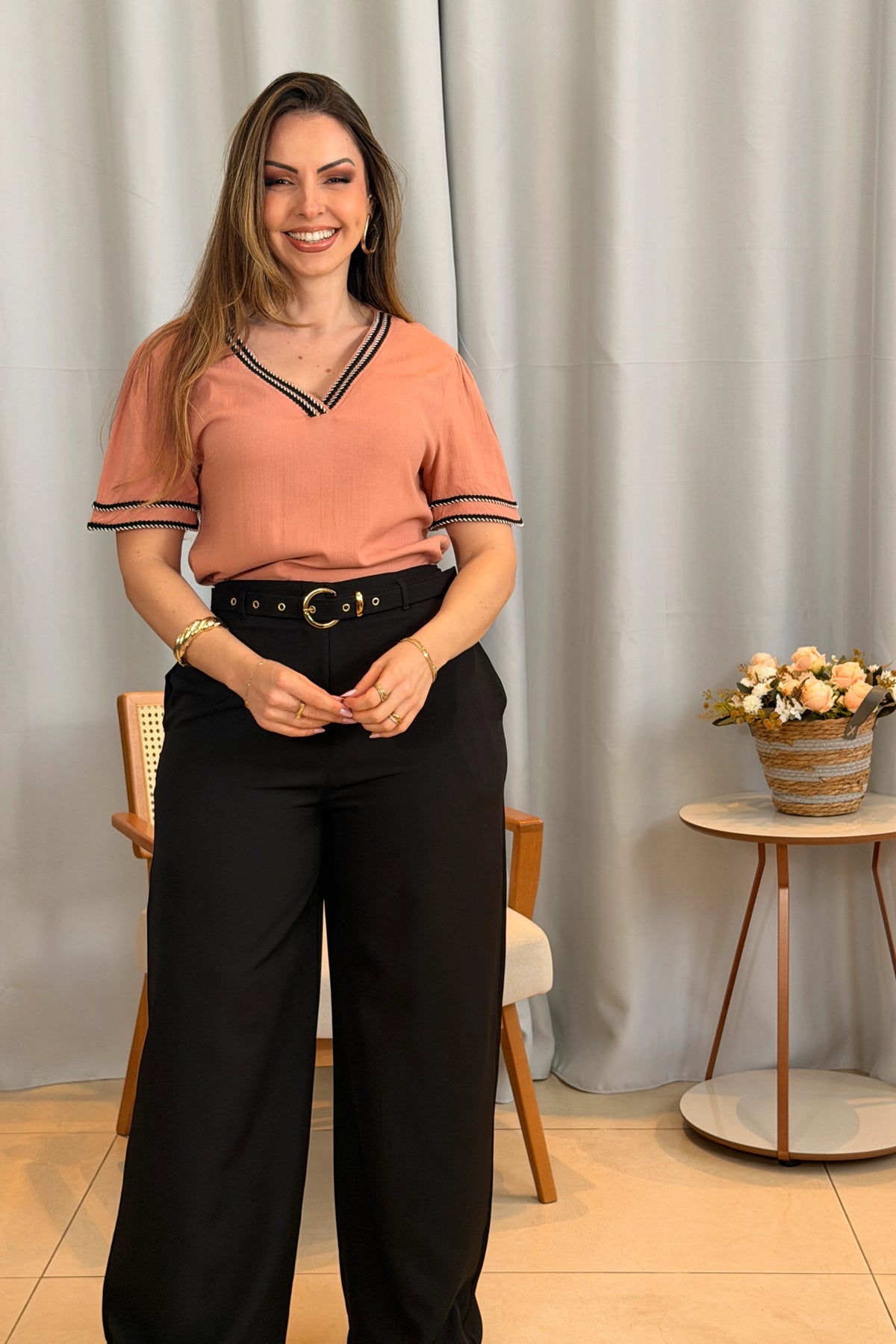 Conjunto: Blusa Manga Curta Decote em "V" em Visco Linen com Bordado Contrastante Helen Rosê + Calça Pantalona em Alfaiataria com Cinto Encapado Cinthia Preta