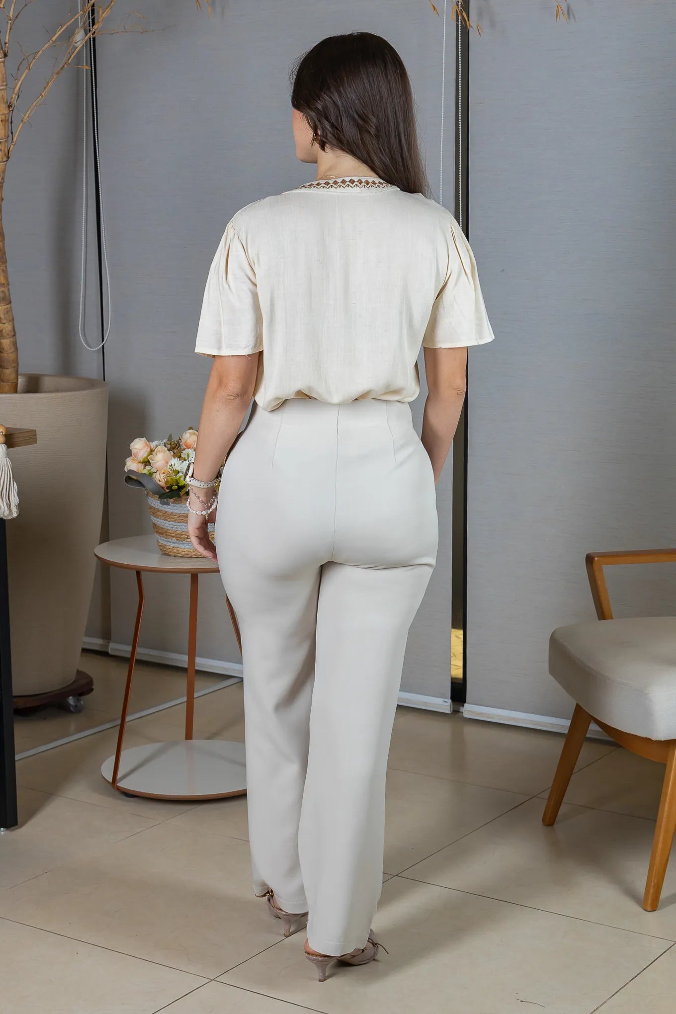 Blusa Manga Curta Detalhe Decote "V" Bordada Algodão Linho Antonella Creme