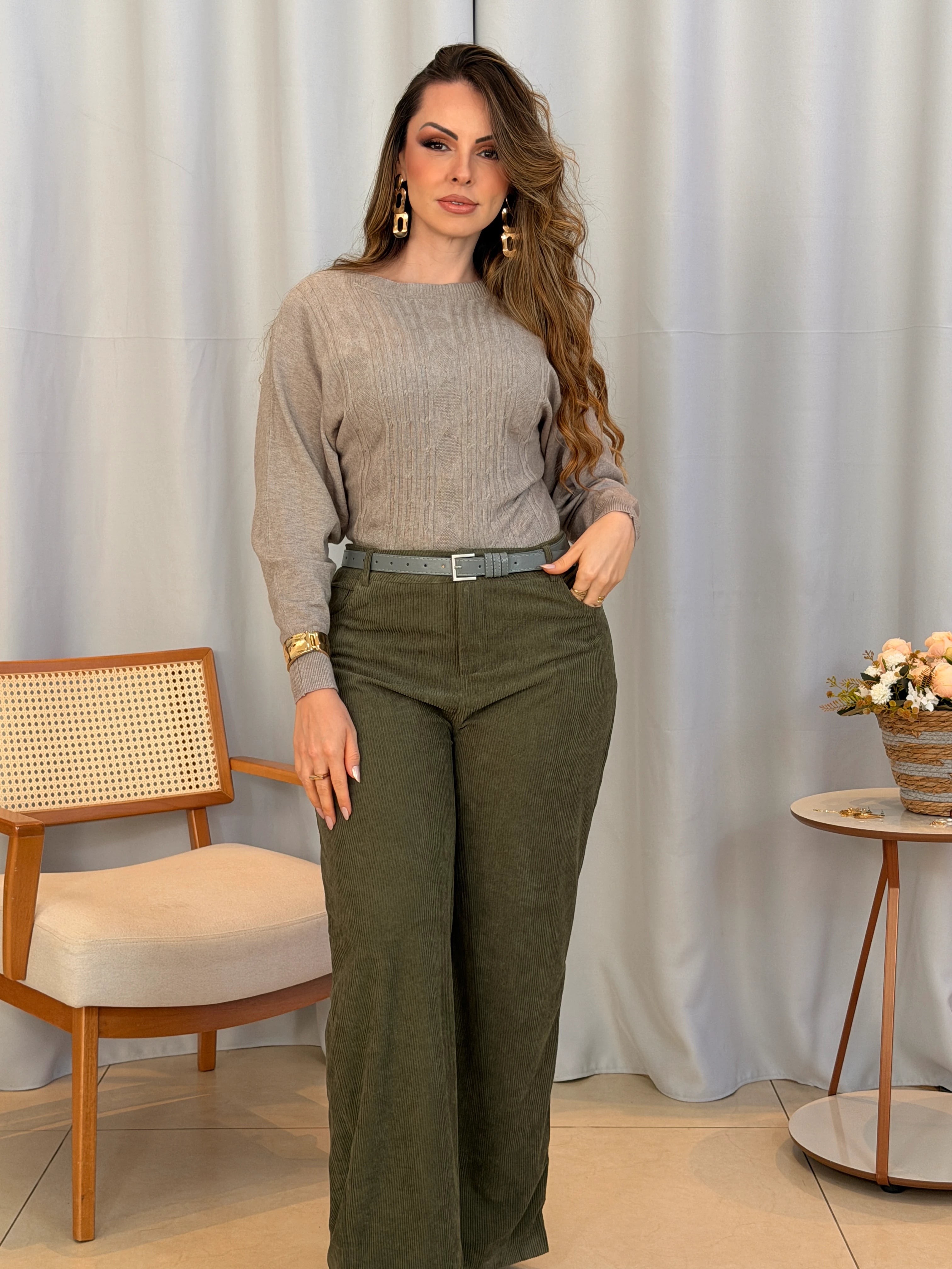Conjunto: Tricot Manga Longa Ampla em Modal Jessica Cinza + Calça Corte Reto em Cotelê Detalhe Botão Dourado Mia Verde