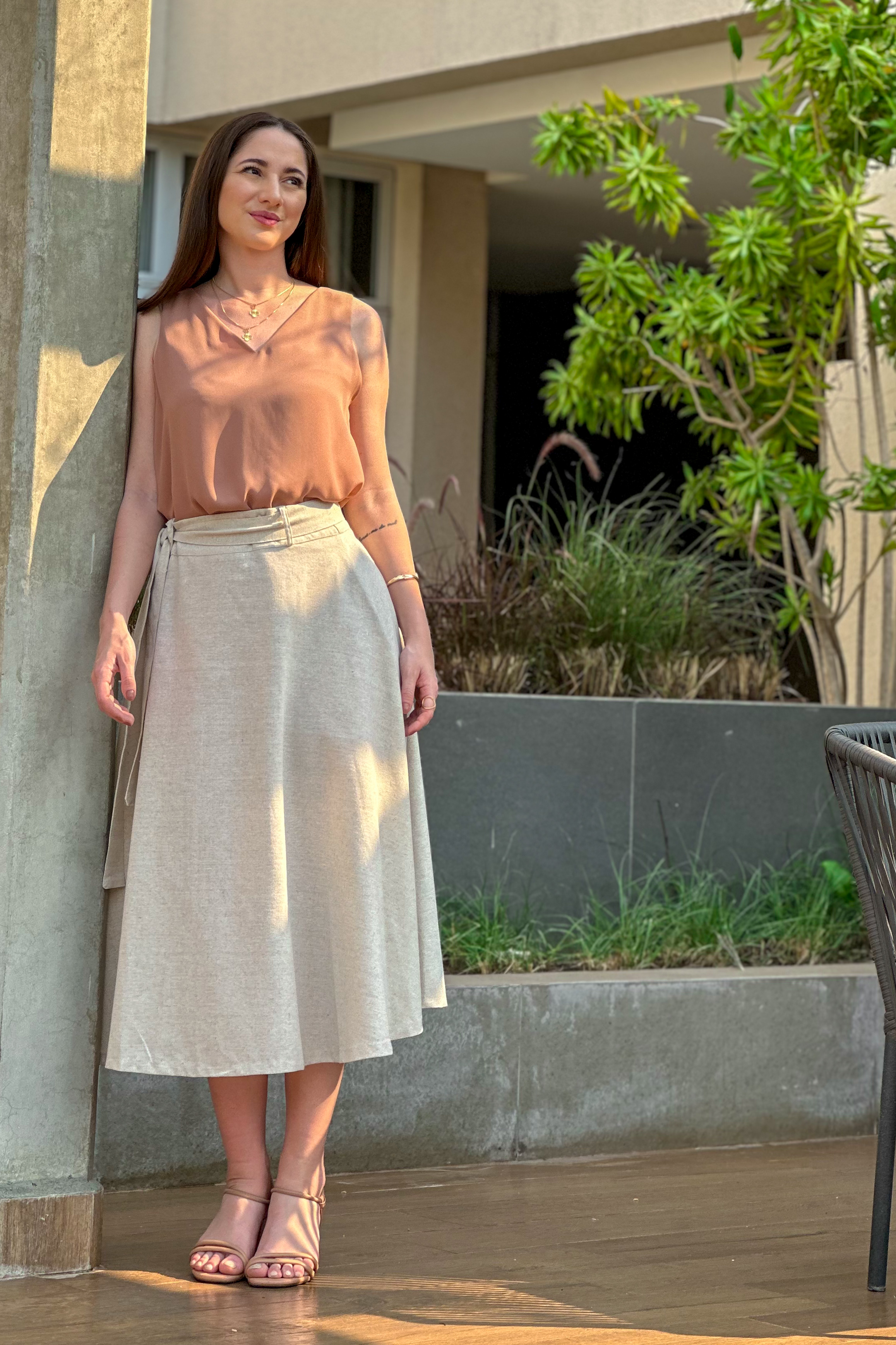 Saia Midi Em Linho Com Cinto Charlotte Bege