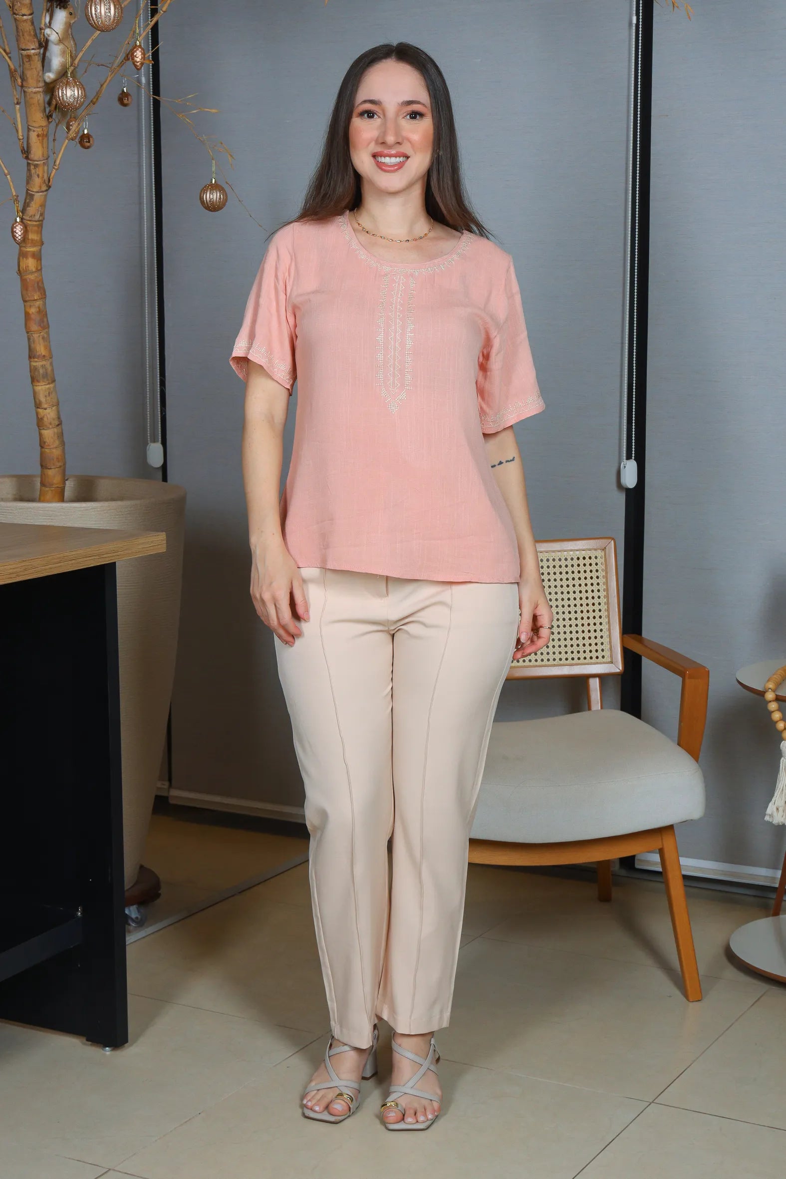 Blusa Manga Curta Viscose Detalhe Bordado Tereza Rosa