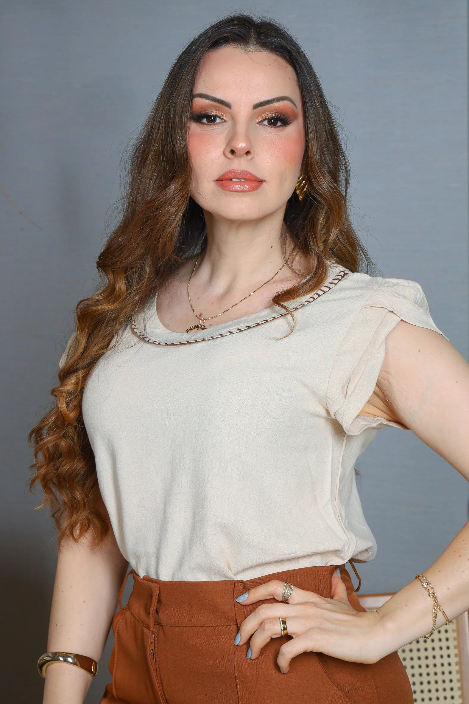 Blusa Manga Curta Transpassada Visco Linho Detalhe Colo Fabiana Bege